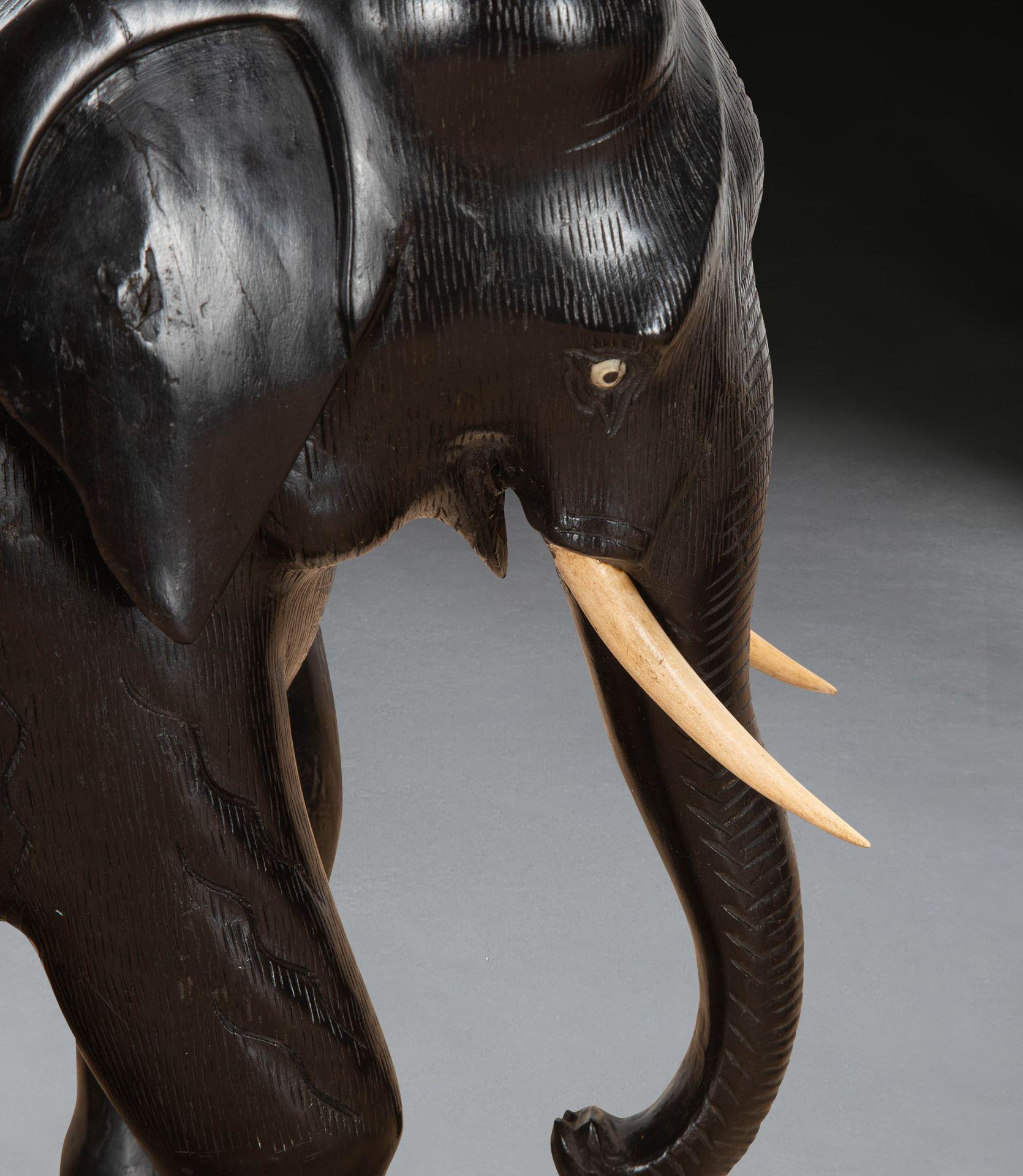 Os Paire d'éléphants en ébène du 19ème siècle en vente