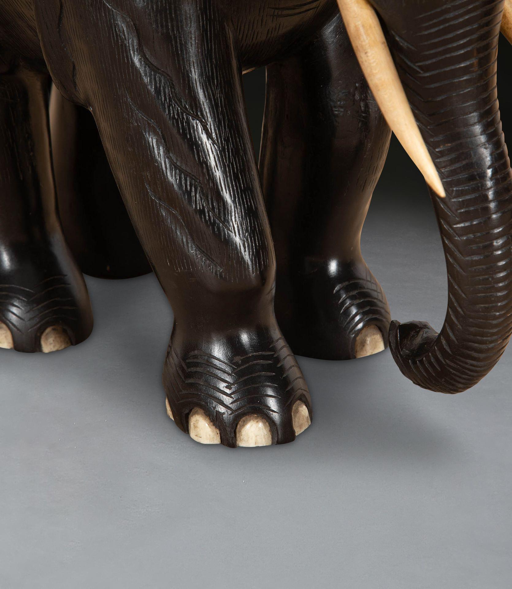Paire d'éléphants en ébène du 19ème siècle en vente 1