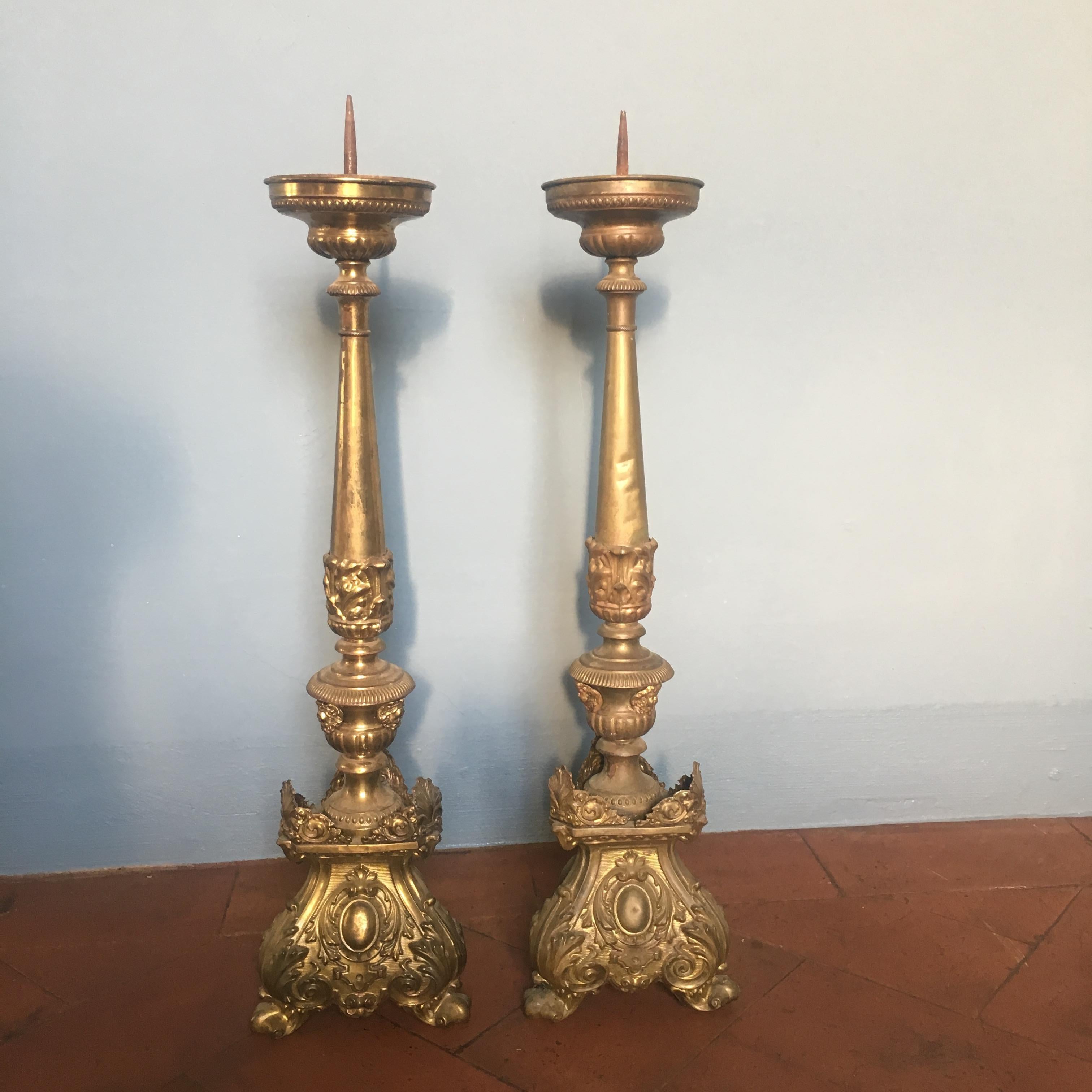 Paar kirchliche Messing-Kerzenhalter aus dem 19. Jahrhundert (Italienisch) im Angebot