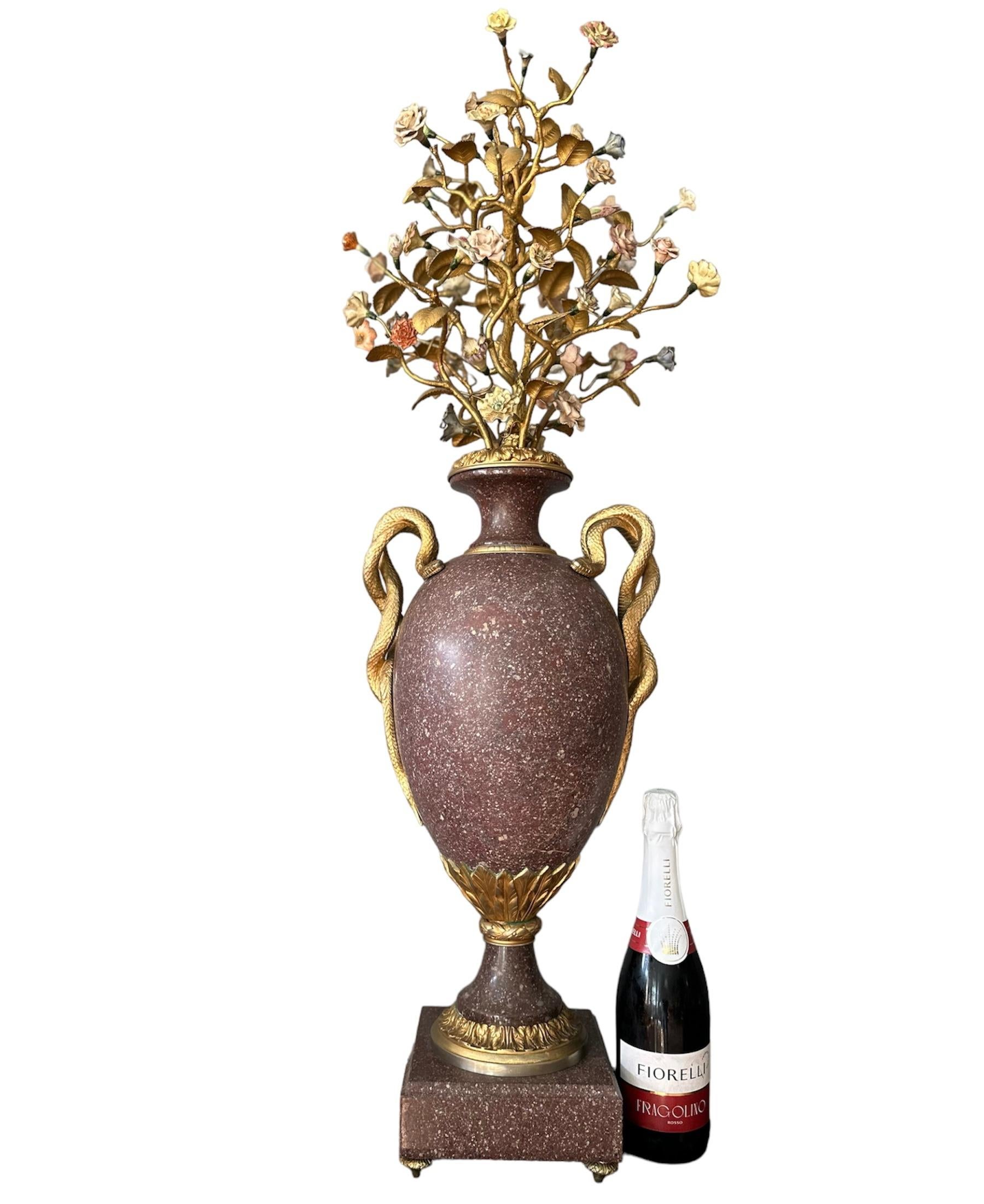 Paar ägyptische Porphyr-Vasen und Gefäße aus dem 19. Jahrhundert Porzellan vergoldete Bronze im Angebot 1