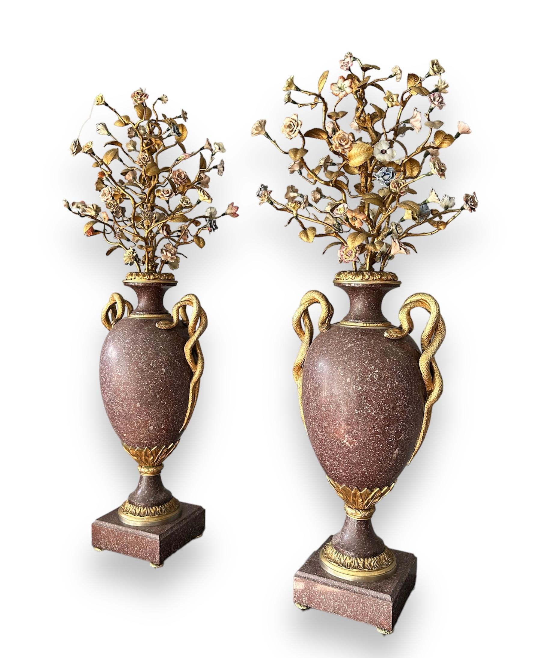 Paar ägyptische Porphyr-Vasen und Gefäße aus dem 19. Jahrhundert Porzellan vergoldete Bronze (Empire) im Angebot