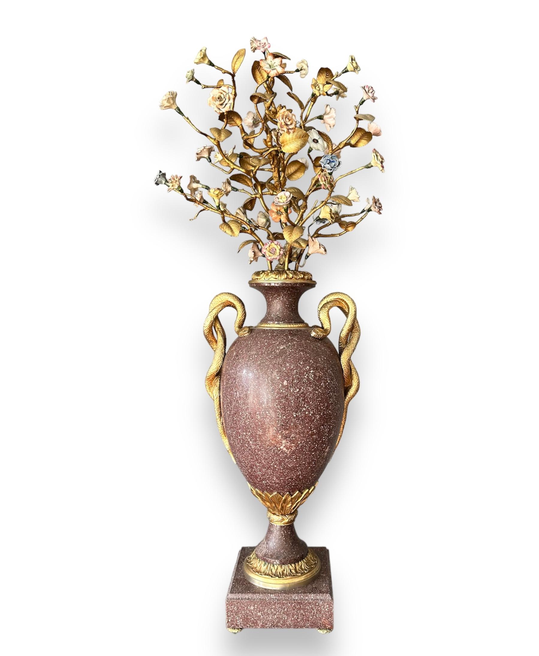 Paar ägyptische Porphyr-Vasen und Gefäße aus dem 19. Jahrhundert Porzellan vergoldete Bronze (Italienisch) im Angebot