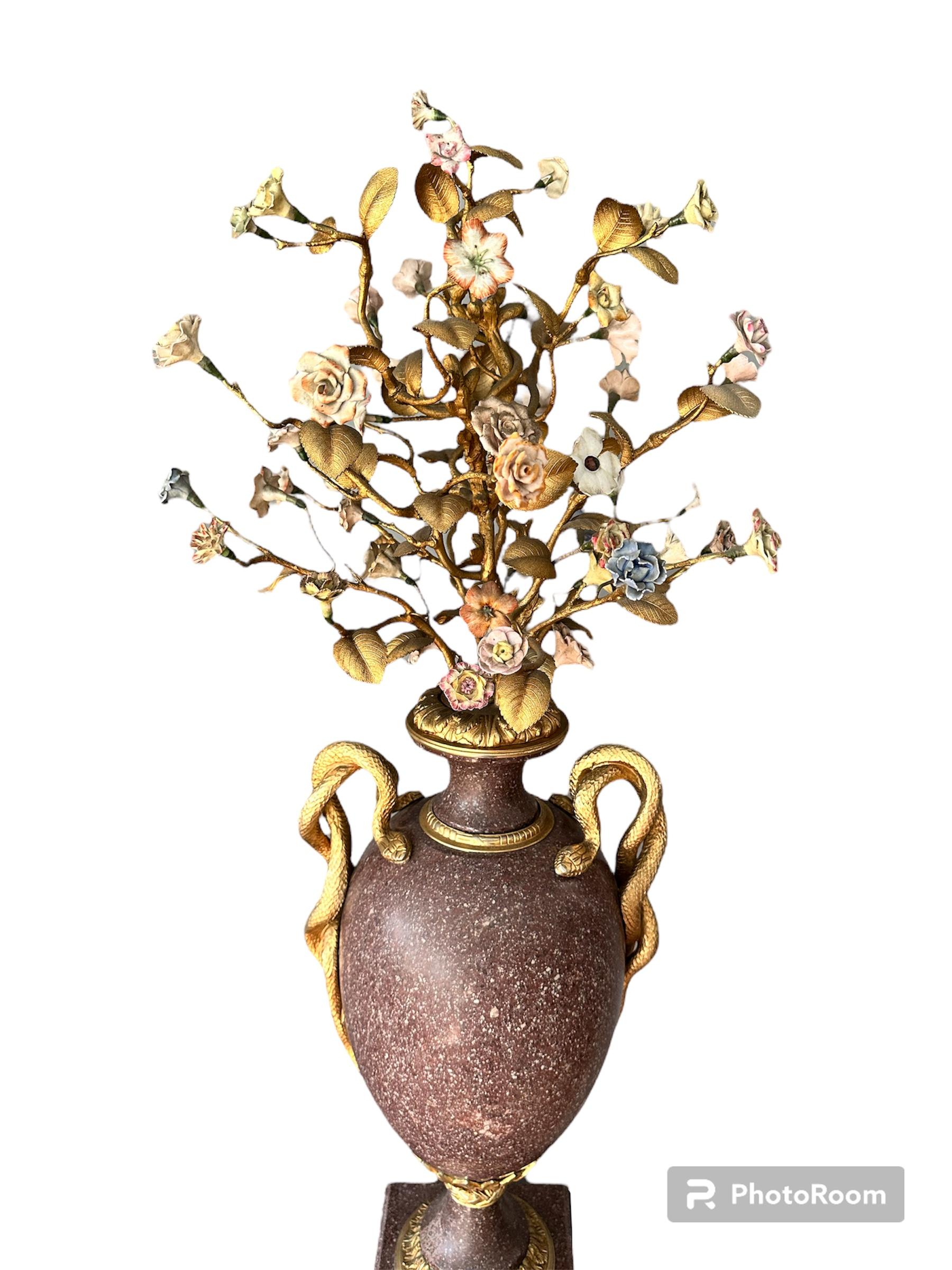 Paar ägyptische Porphyr-Vasen und Gefäße aus dem 19. Jahrhundert Porzellan vergoldete Bronze im Zustand „Gut“ im Angebot in PALERMO, IT