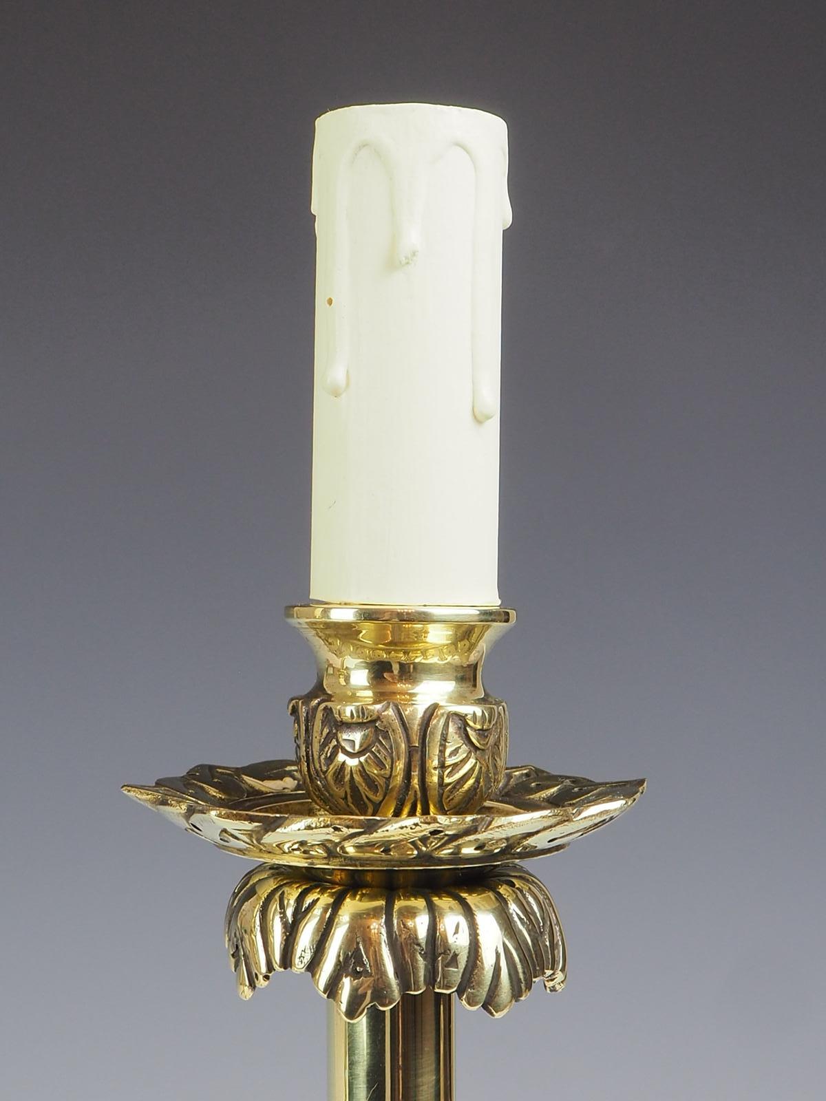 Paire d'élégantes lampes chandeliers en laiton du 19ème siècle sur pieds en forme de griffes de lion en vente 8