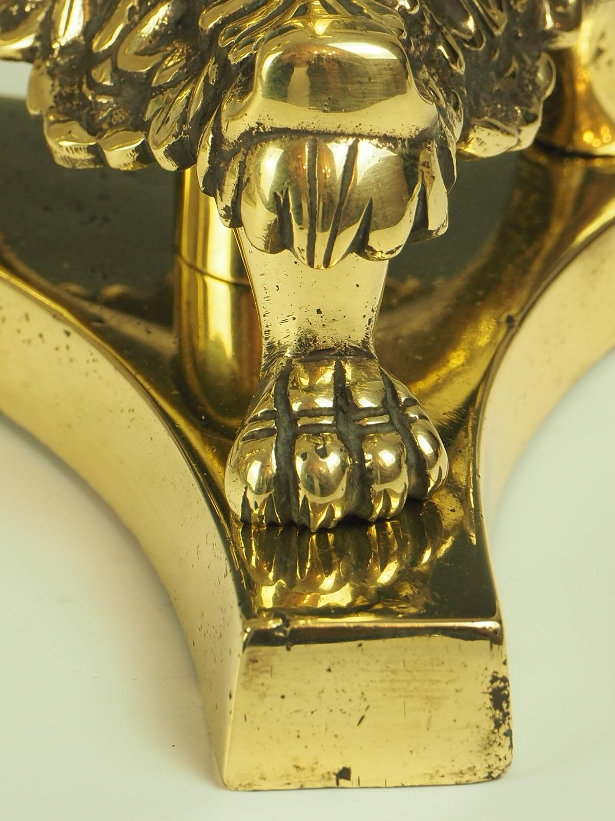 Paire d'élégantes lampes chandeliers en laiton du 19ème siècle sur pieds en forme de griffes de lion en vente 1