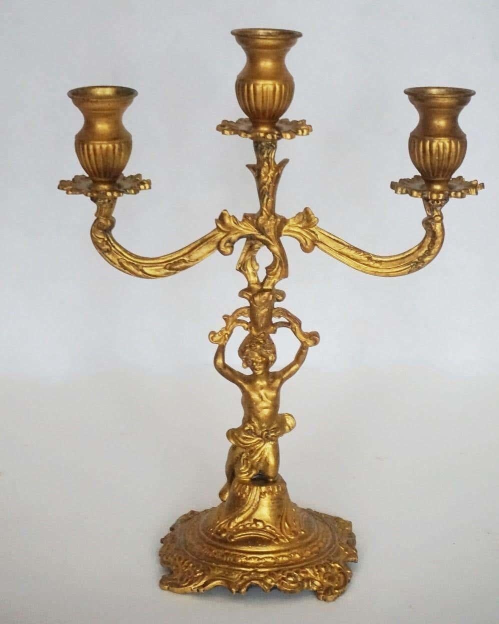 Doré Paire de bougeoirs figuratifs à trois lumières de style Empire en bronze doré du XIXe siècle en vente