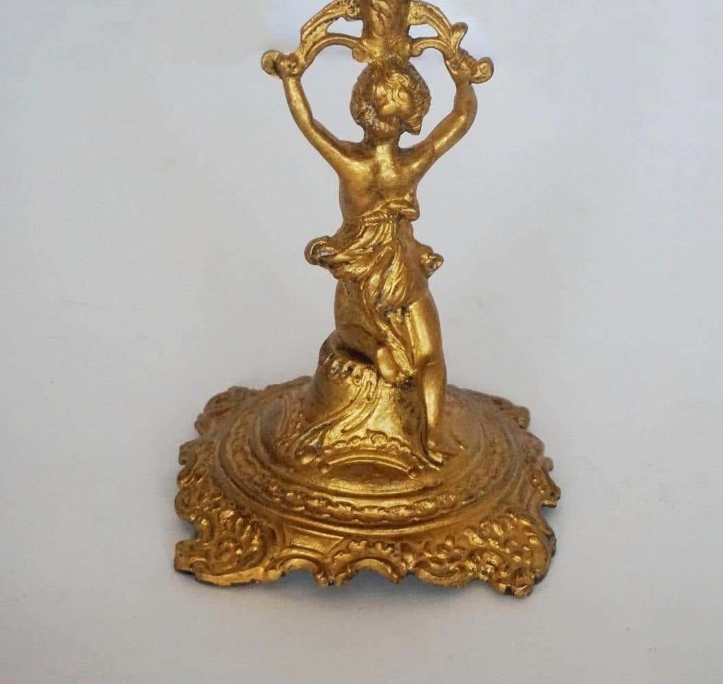 Paire de bougeoirs figuratifs à trois lumières de style Empire en bronze doré du XIXe siècle en vente 1