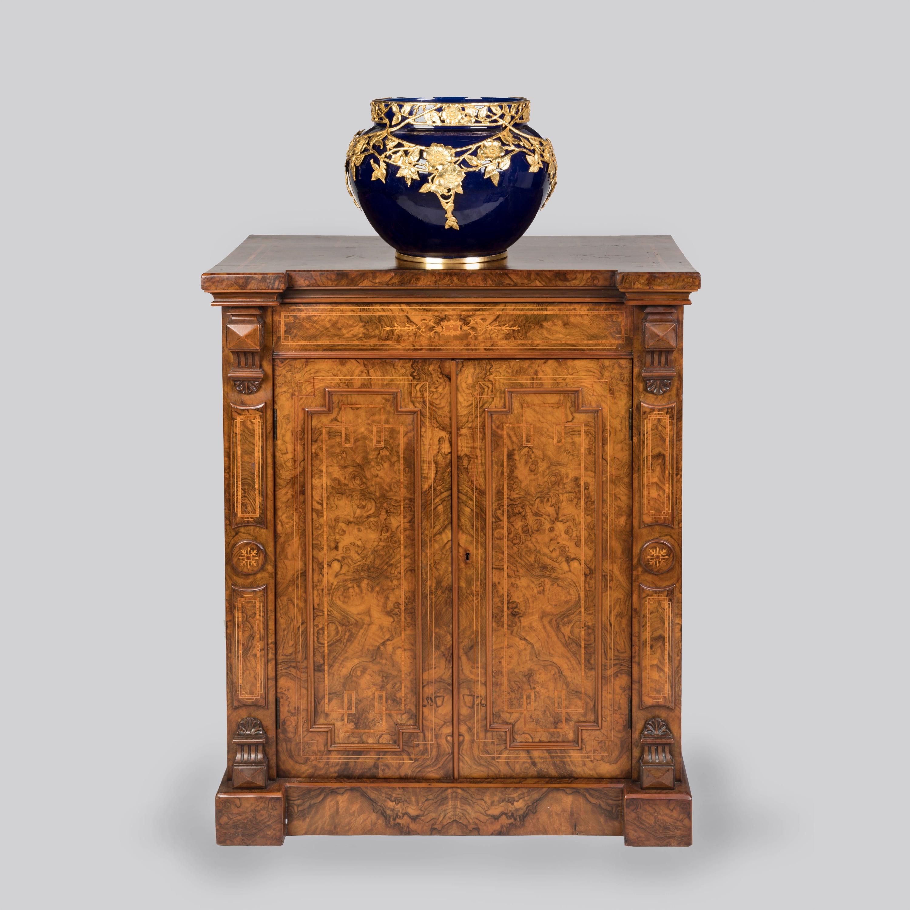 19th Century Pair of English Figured Burr Walnut Side Cabinets In Good Condition For Sale In London, GB