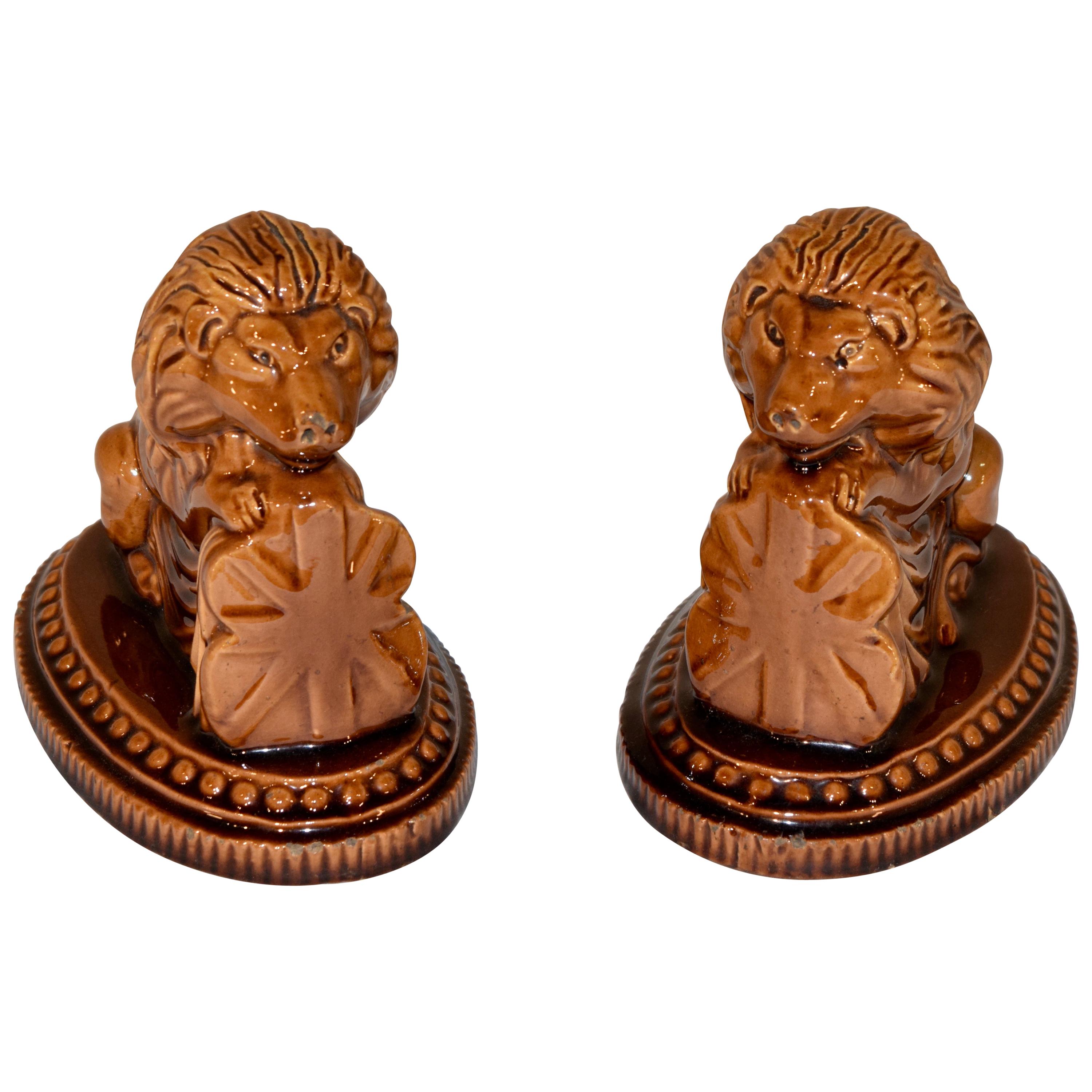 Paire de figurines de lion anglaises du 19ème siècle