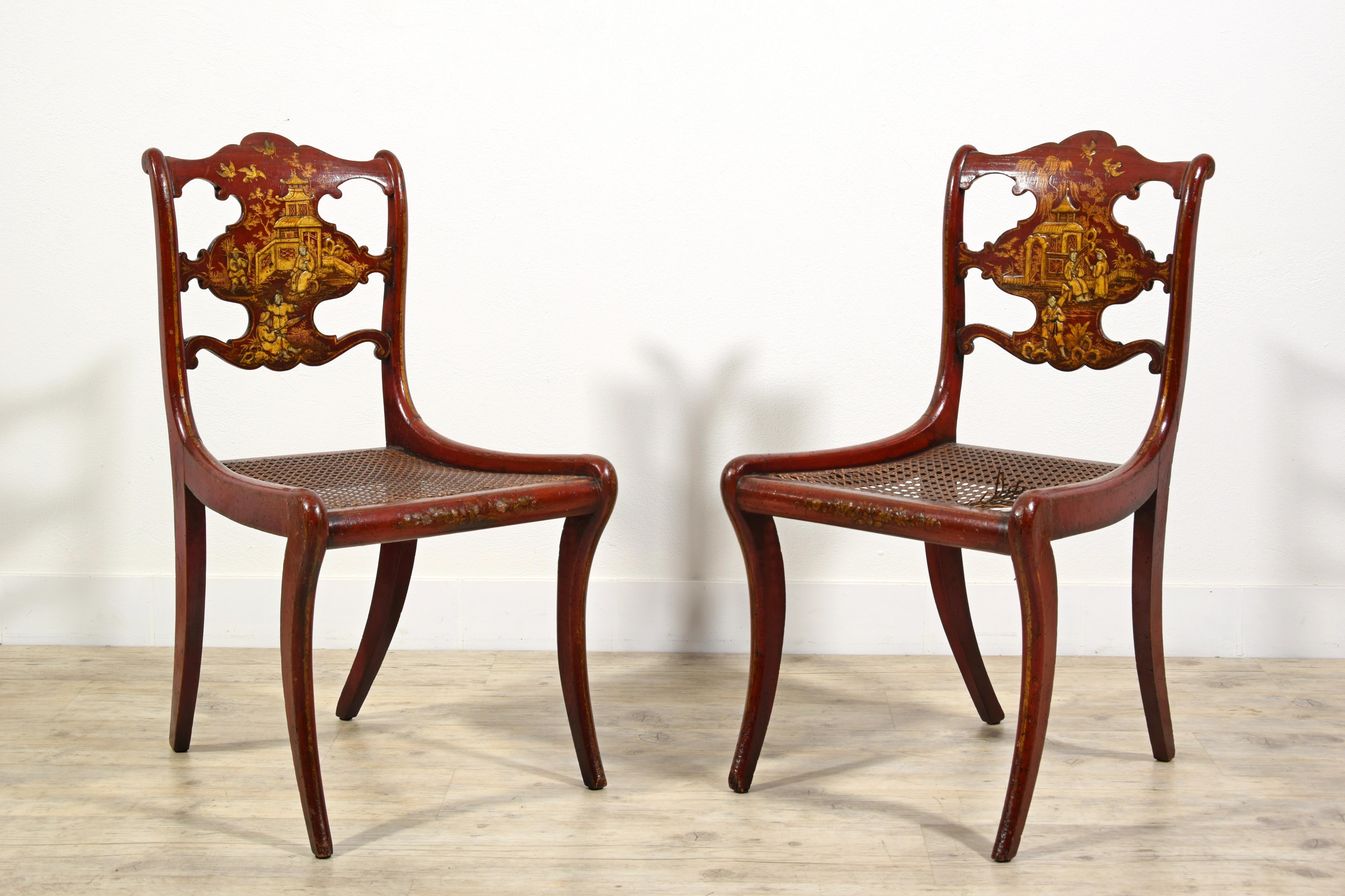 Paire de chaises anglaises Regency en bois laqué du 19ème siècle
La paire de chaises a été fabriquée au cours de la période Regency, vers le début du 19e siècle en Angleterre.
La structure en bois est entièrement laquée dans les tons rouges et