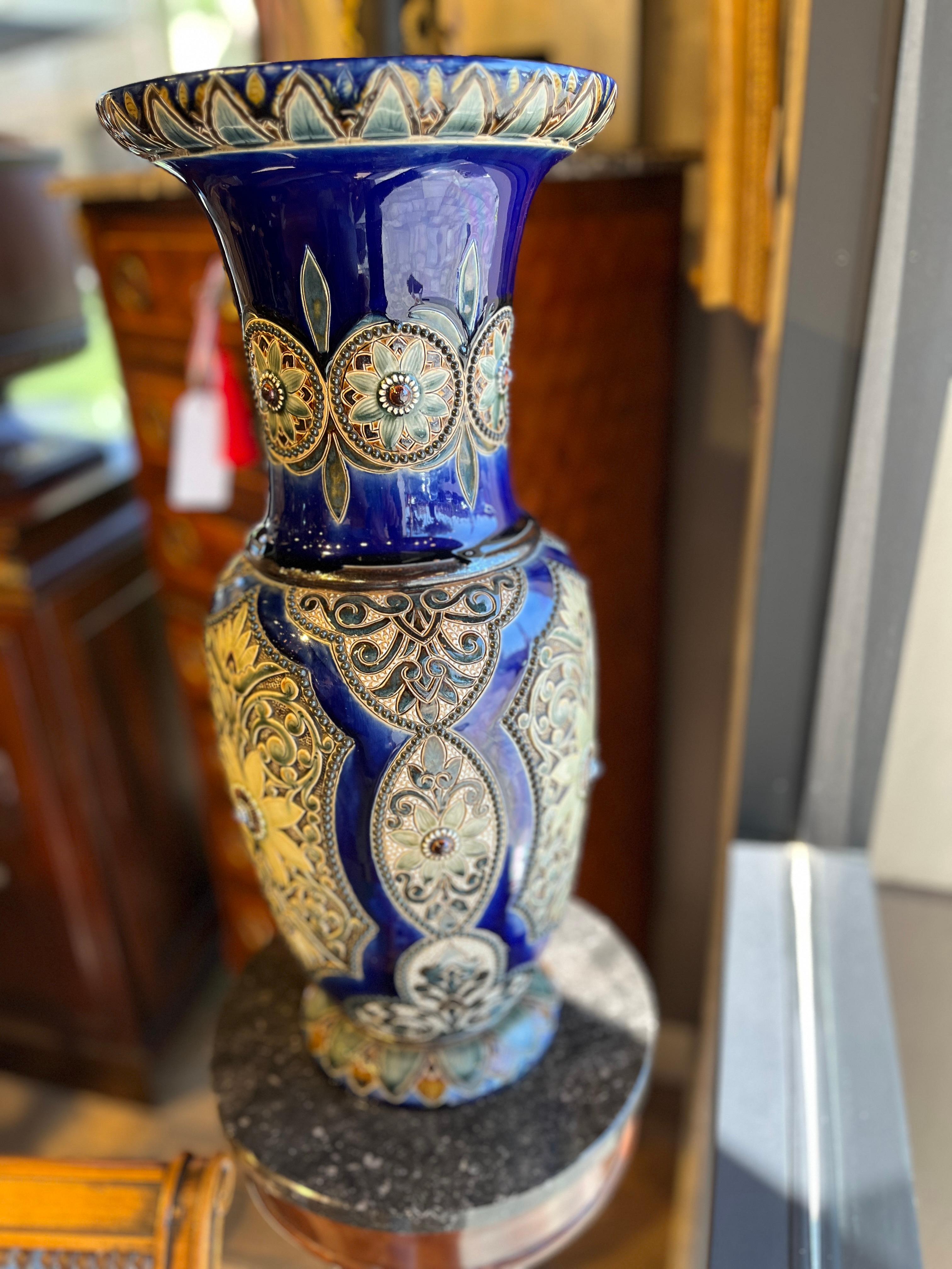 19th Century Pair of English Royal Doulton Vases In Good Condition In Scottsdale, AZ