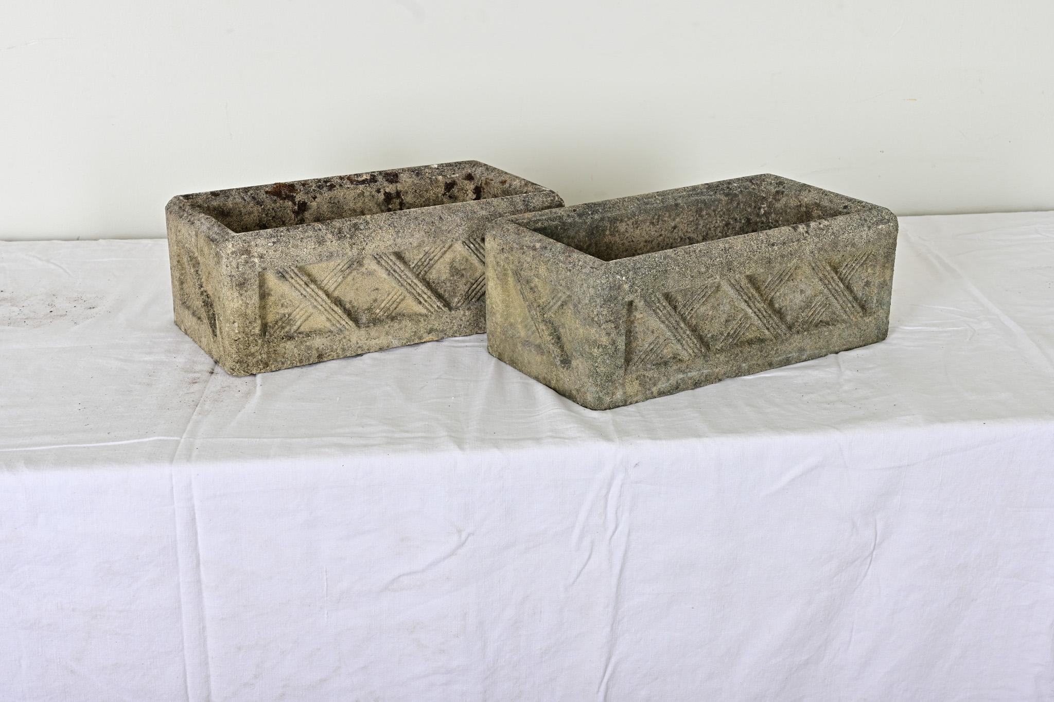 Questa classica coppia di fioriere rettangolari inglesi è l'aggiunta perfetta al tuo giardino o ai tuoi interni soleggiati. Realizzato in pietra ricomposta con motivo geometrico a traliccio per un tocco di sottile eleganza. La patina è coerente con