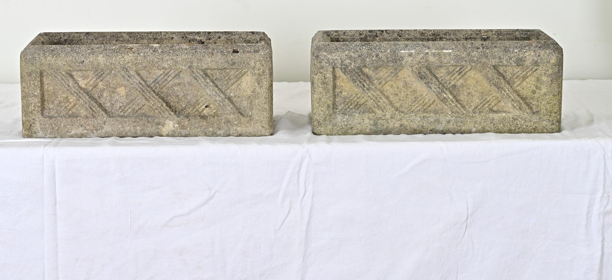 Inglese Coppia di fioriere in pietra inglesi del XIX secolo in vendita