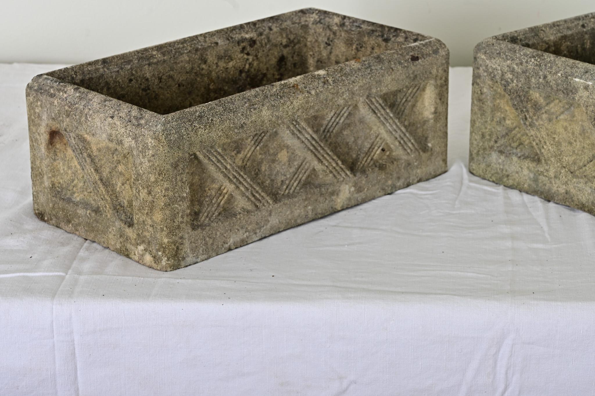 Coppia di fioriere in pietra inglesi del XIX secolo in vendita 2