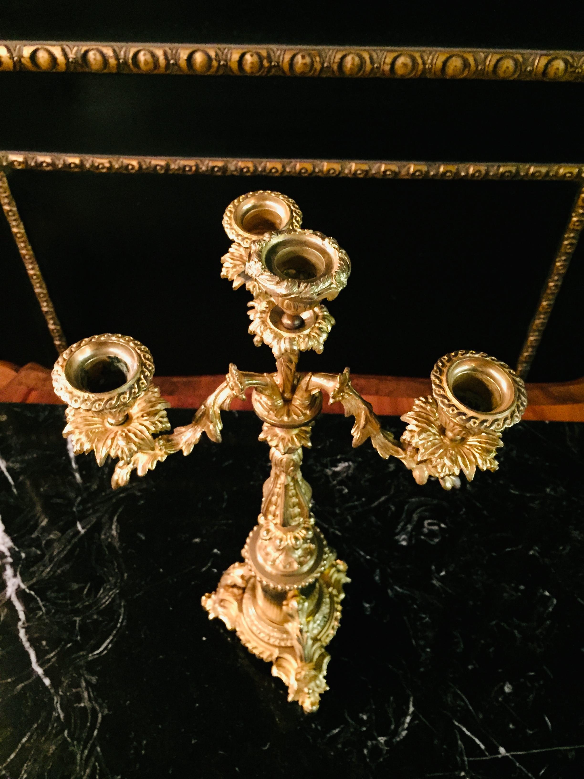 Paire de lampes à bougie françaises du XIXe siècle en bronze doré en vente 7