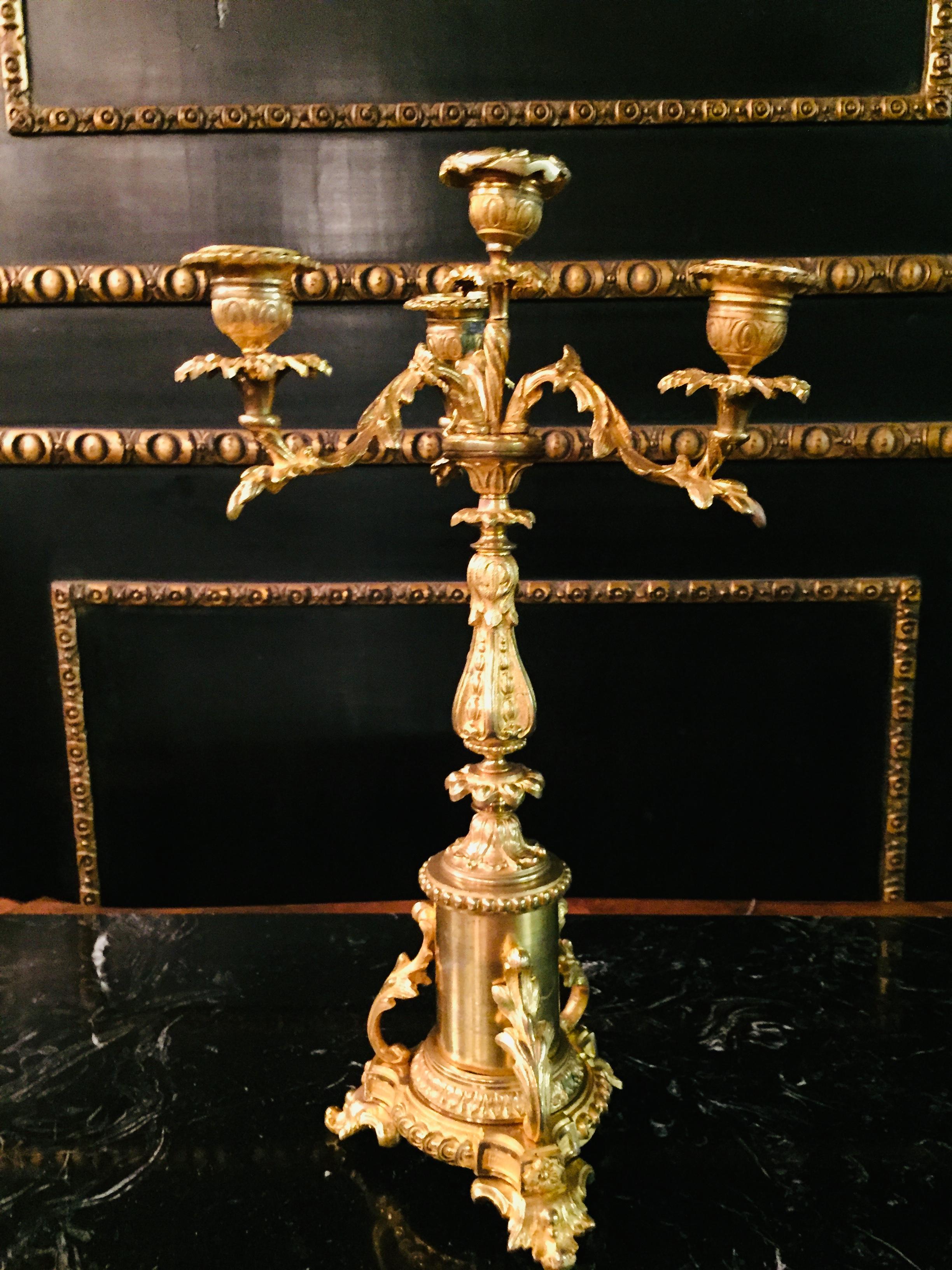 Paar französische Kerzenlampen aus Bronze, vergoldet, 19. Jahrhundert im Angebot 10