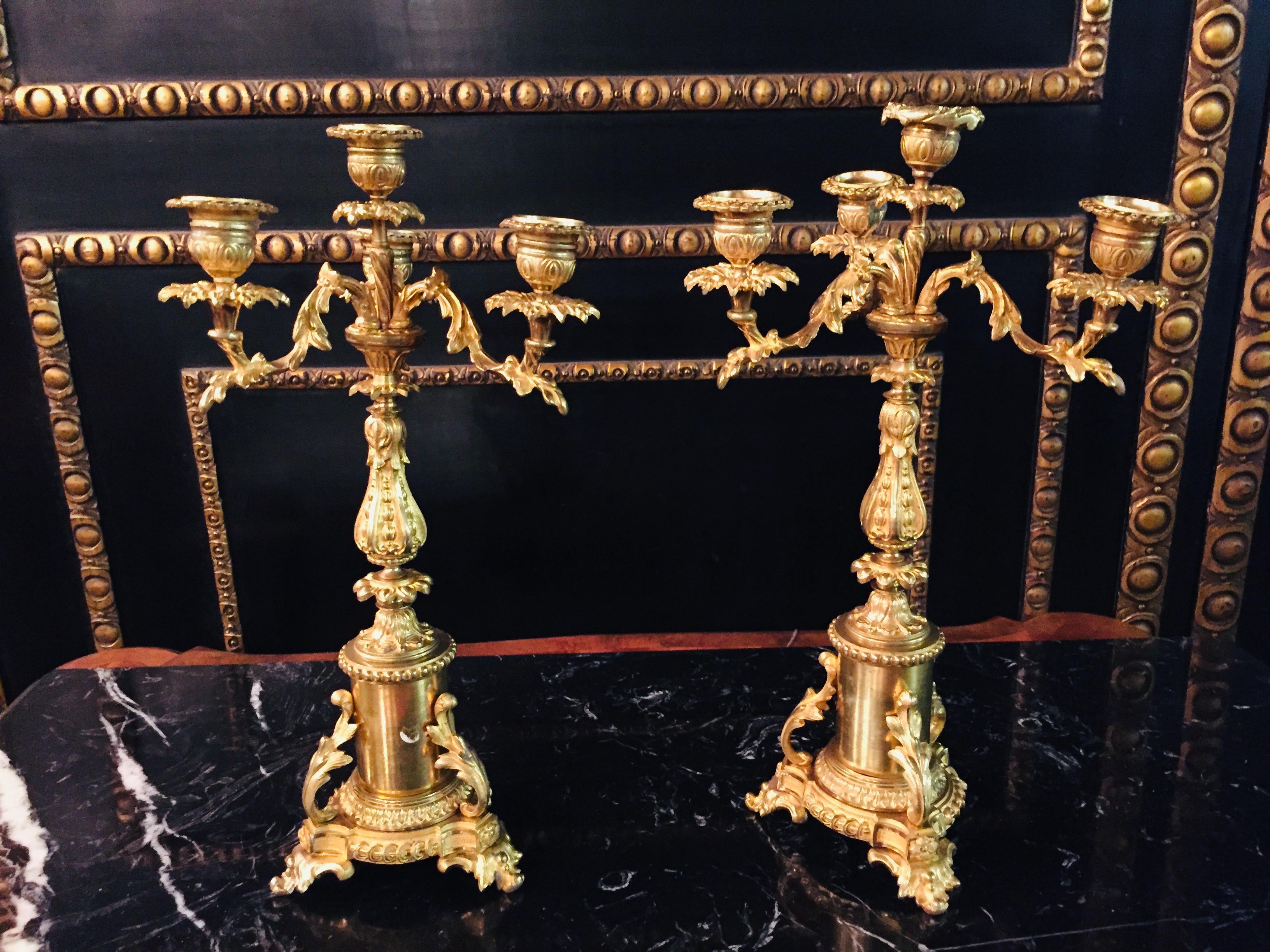 Coppia di lampade a candela francesi del XIX secolo in bronzo
Corpo riccamente intagliato, bronzo massiccio dorato. Ogni braccio a 4 fiamme. Estremamente decorativo e di alta qualità, XIX secolo.