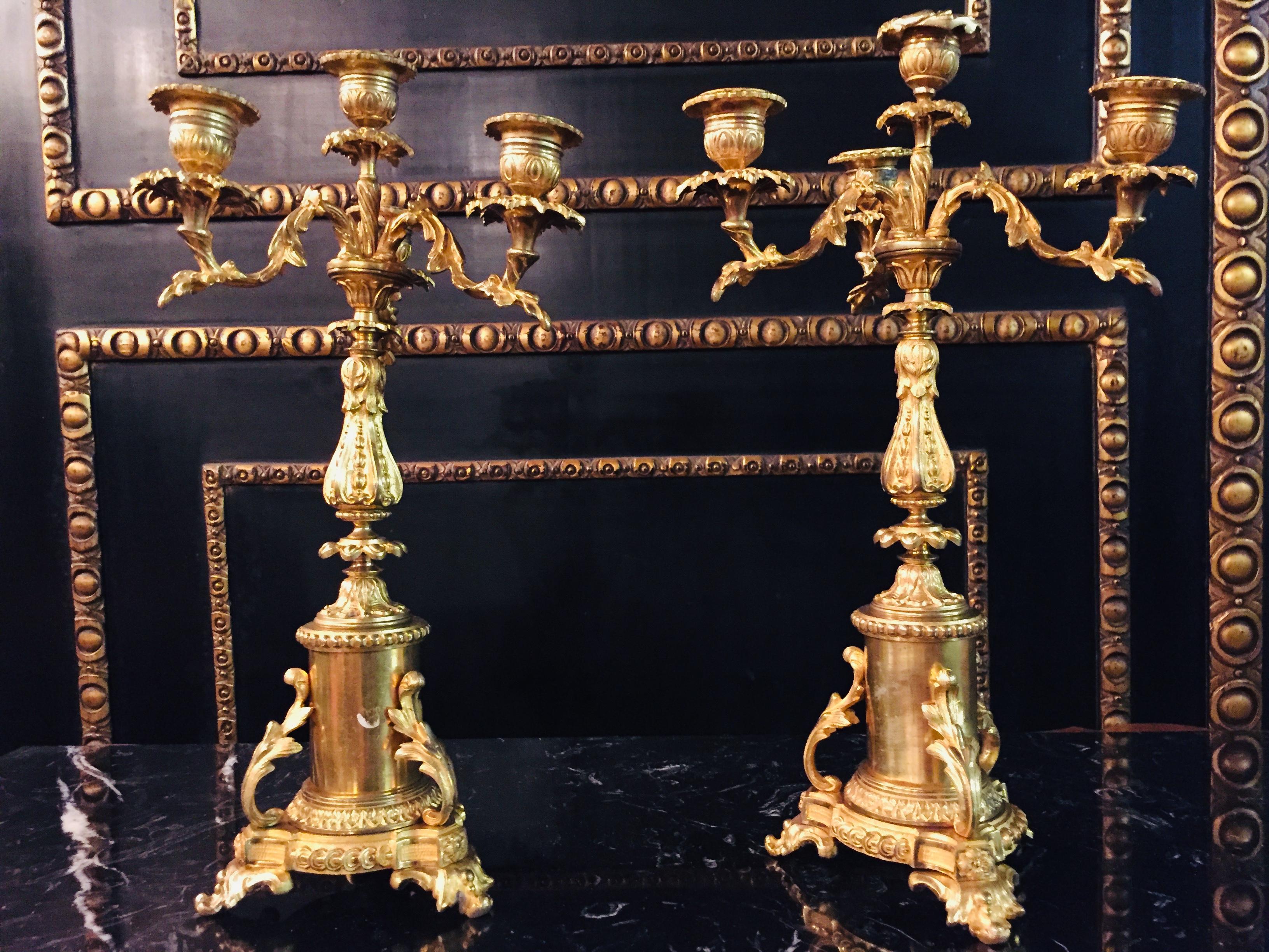 Paar französische Kerzenlampen aus Bronze, vergoldet, 19. Jahrhundert (Louis XV.) im Angebot