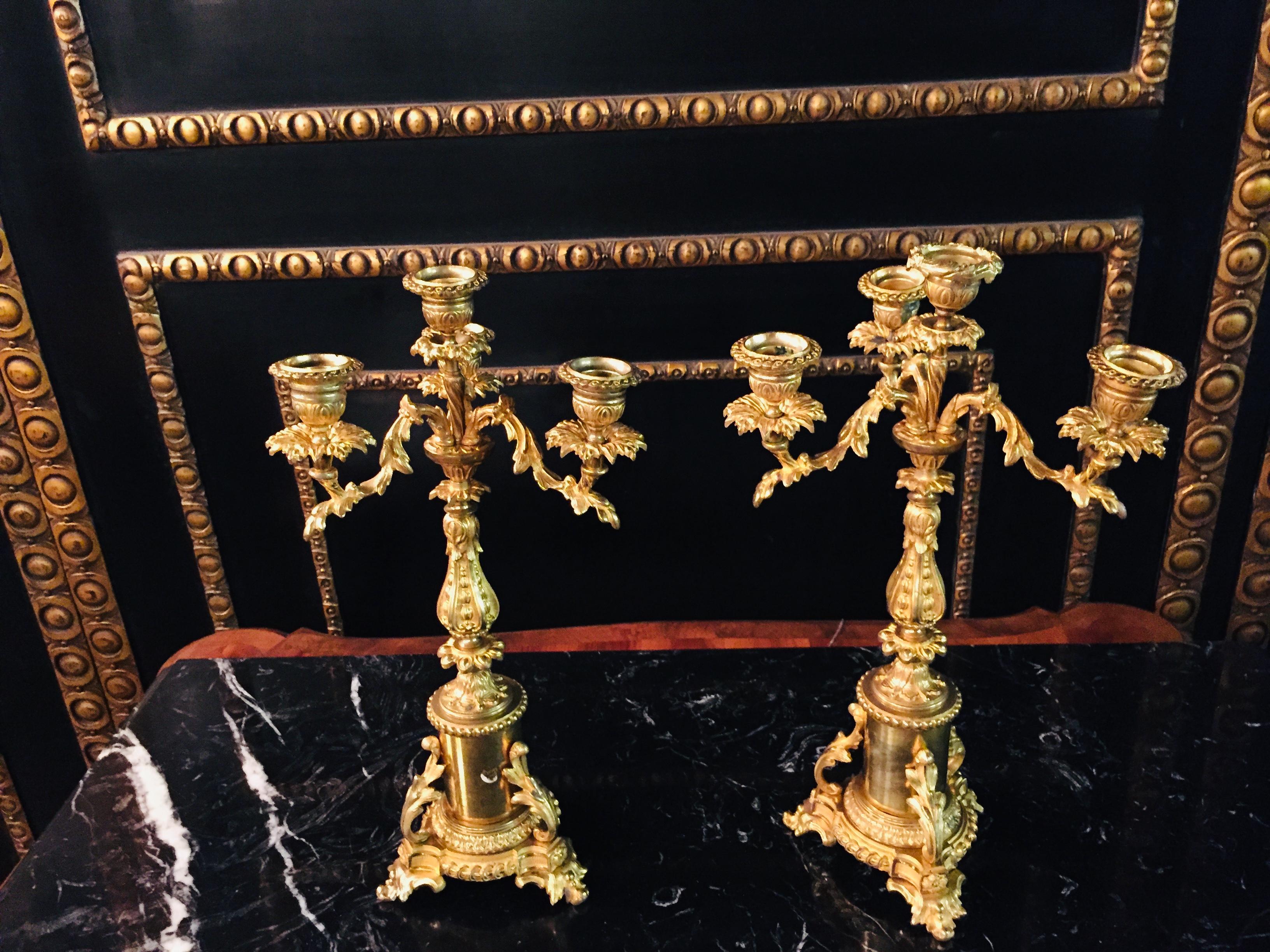 Français Paire de lampes à bougie françaises du XIXe siècle en bronze doré en vente