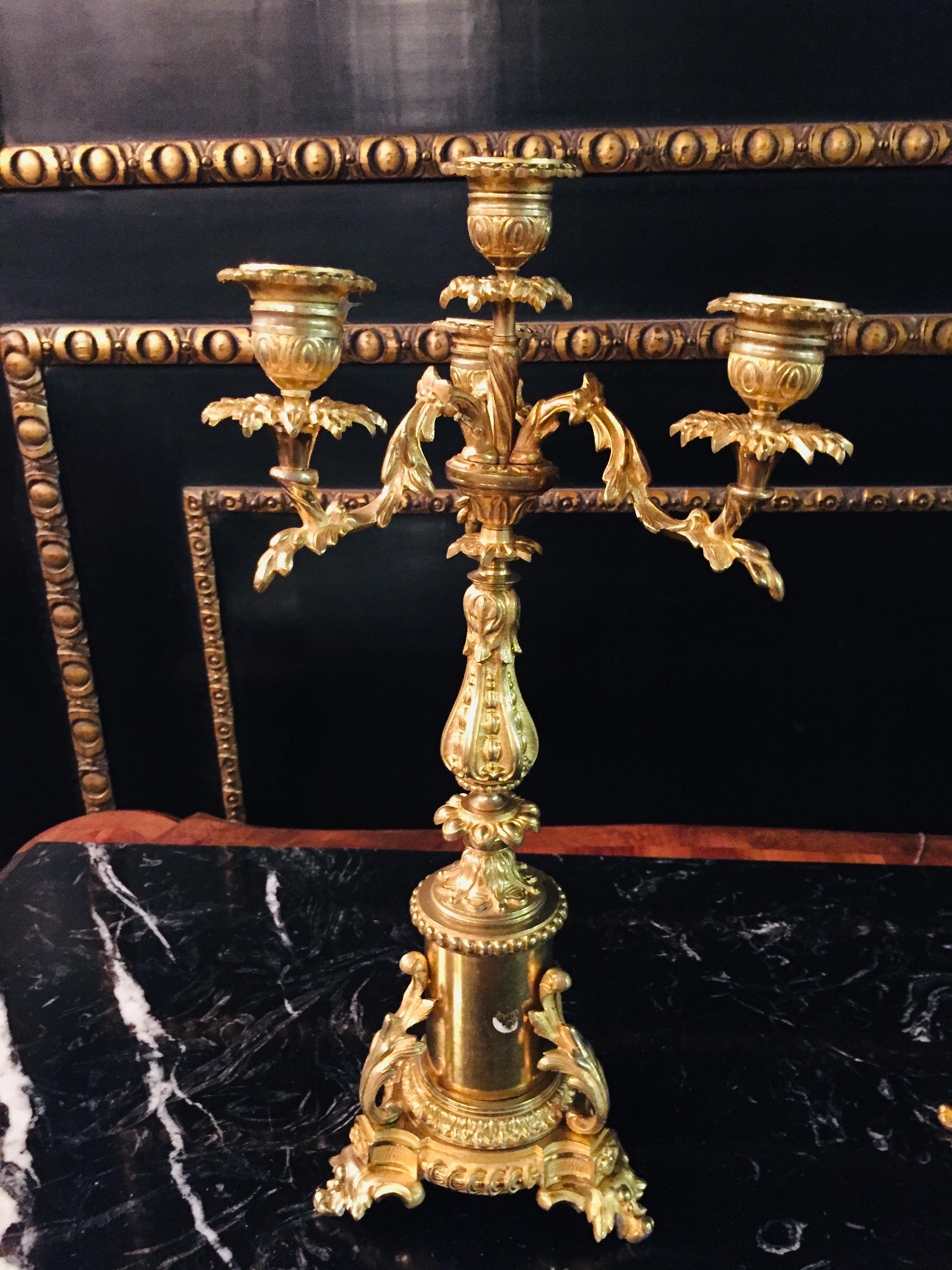 Doré Paire de lampes à bougie françaises du XIXe siècle en bronze doré en vente
