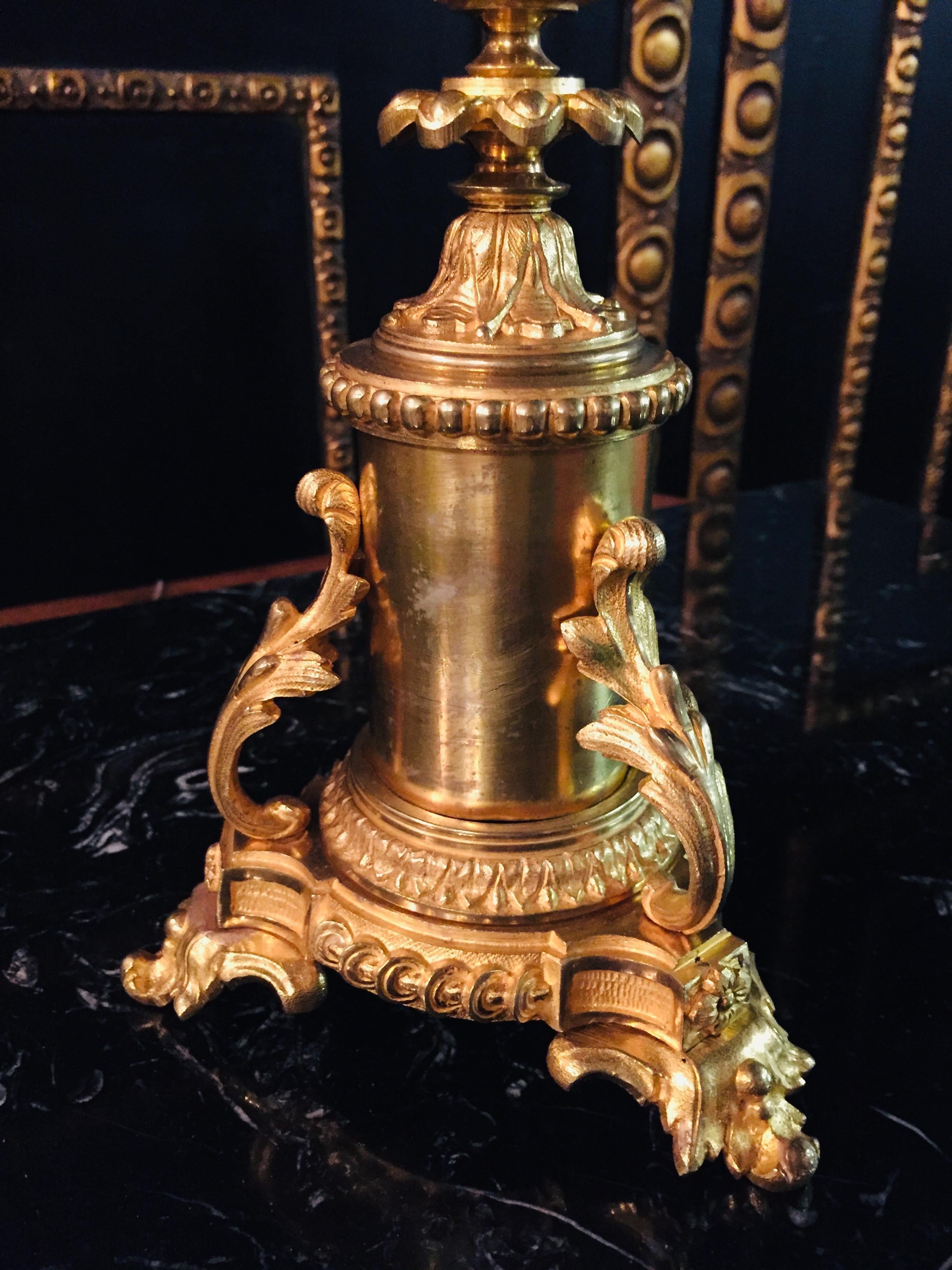 Paar französische Kerzenlampen aus Bronze, vergoldet, 19. Jahrhundert im Angebot 3