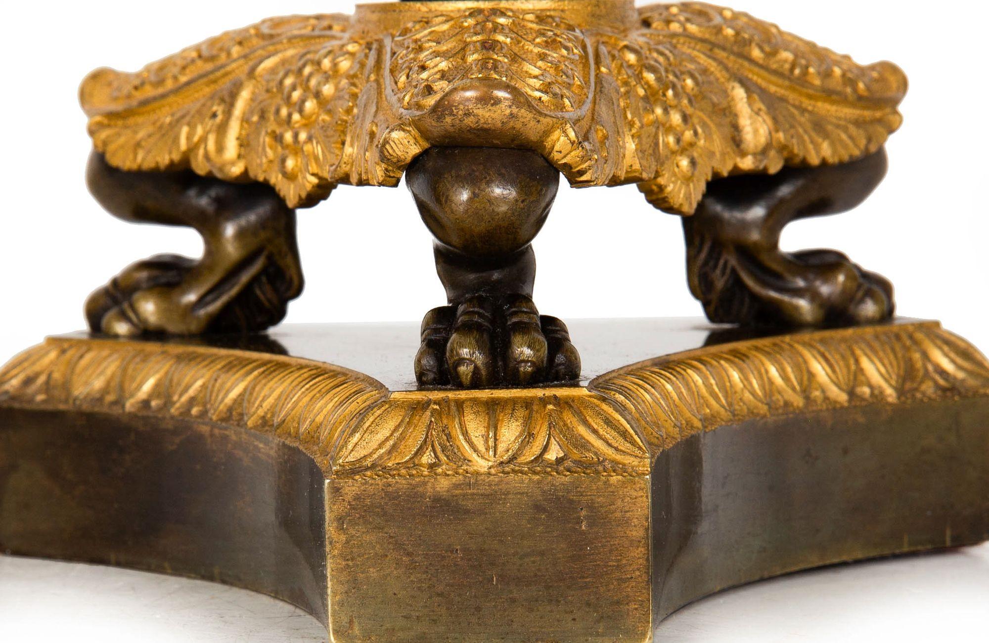 Coppia di candelieri francesi Charles X del XIX secolo in bronzo dorato e patinato in vendita 4