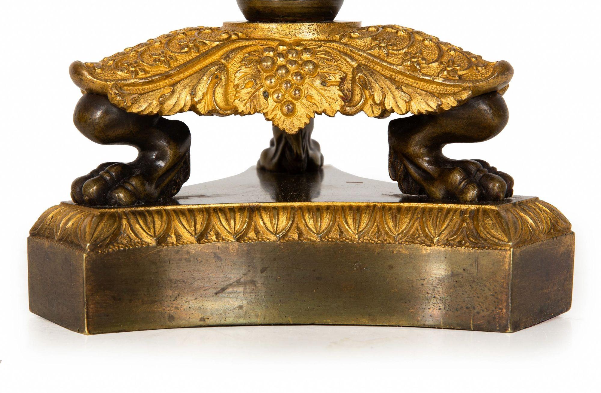 Coppia di candelieri francesi Charles X del XIX secolo in bronzo dorato e patinato in vendita 5