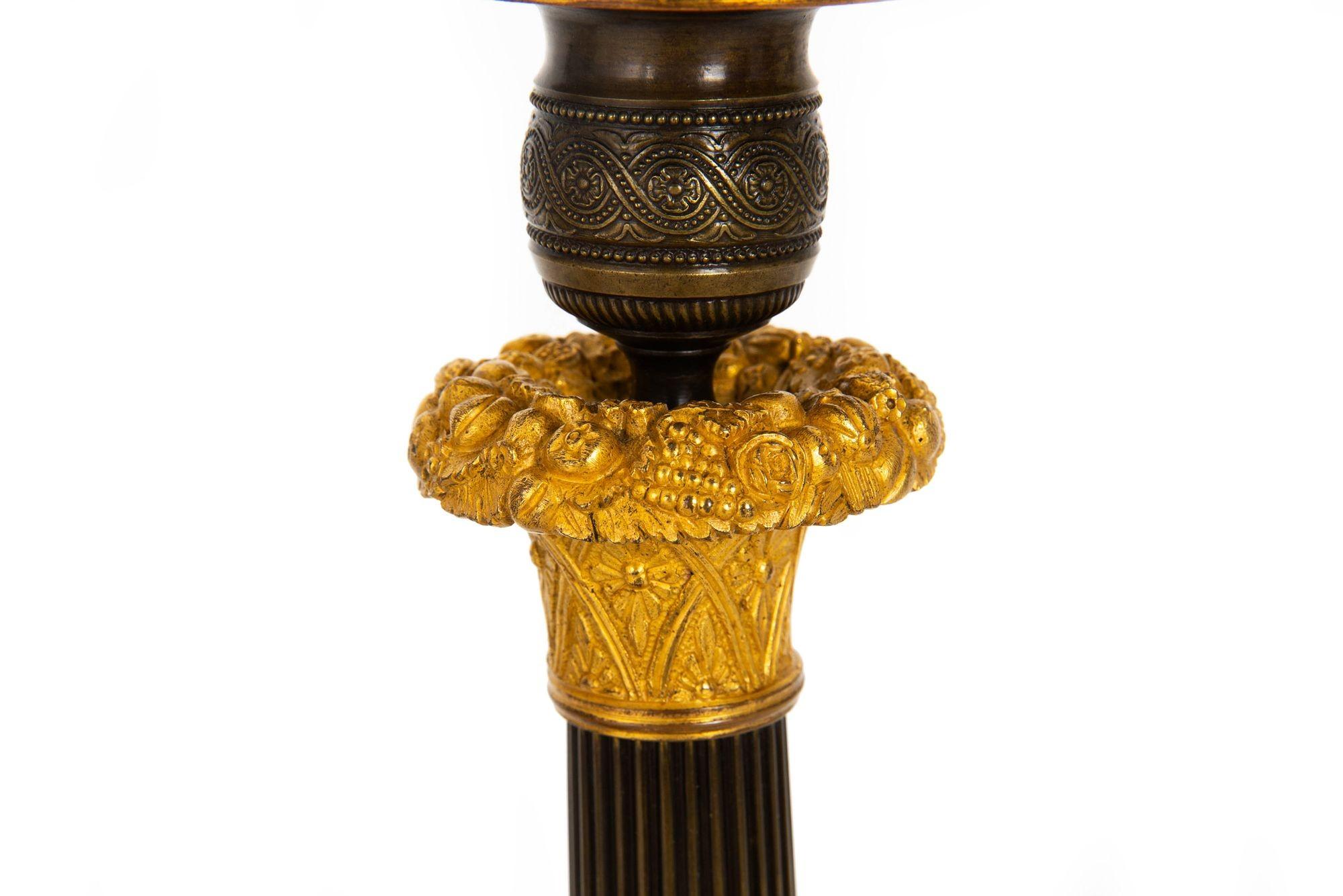 Coppia di candelieri francesi Charles X del XIX secolo in bronzo dorato e patinato in vendita 6