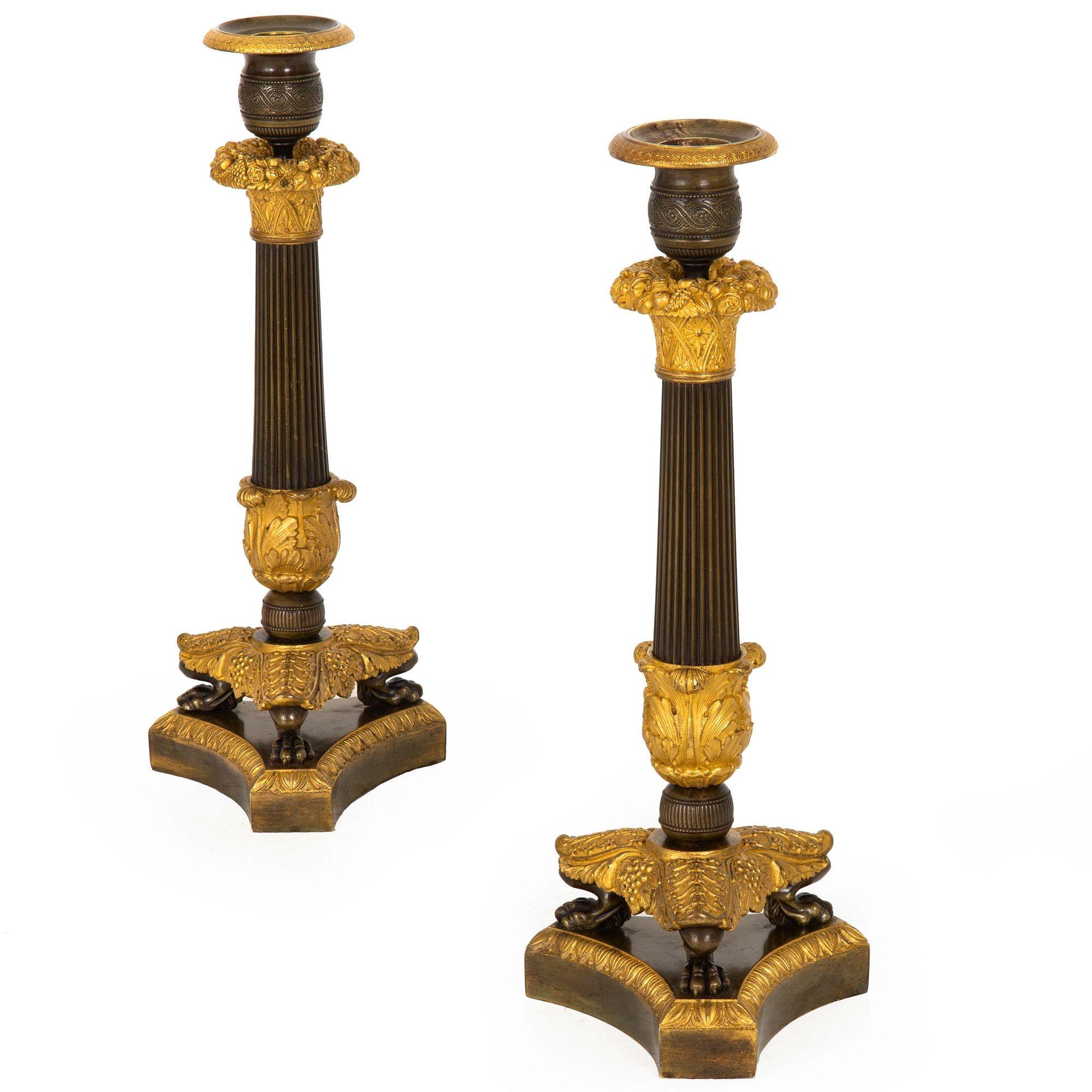 Carlo X Coppia di candelieri francesi Charles X del XIX secolo in bronzo dorato e patinato in vendita