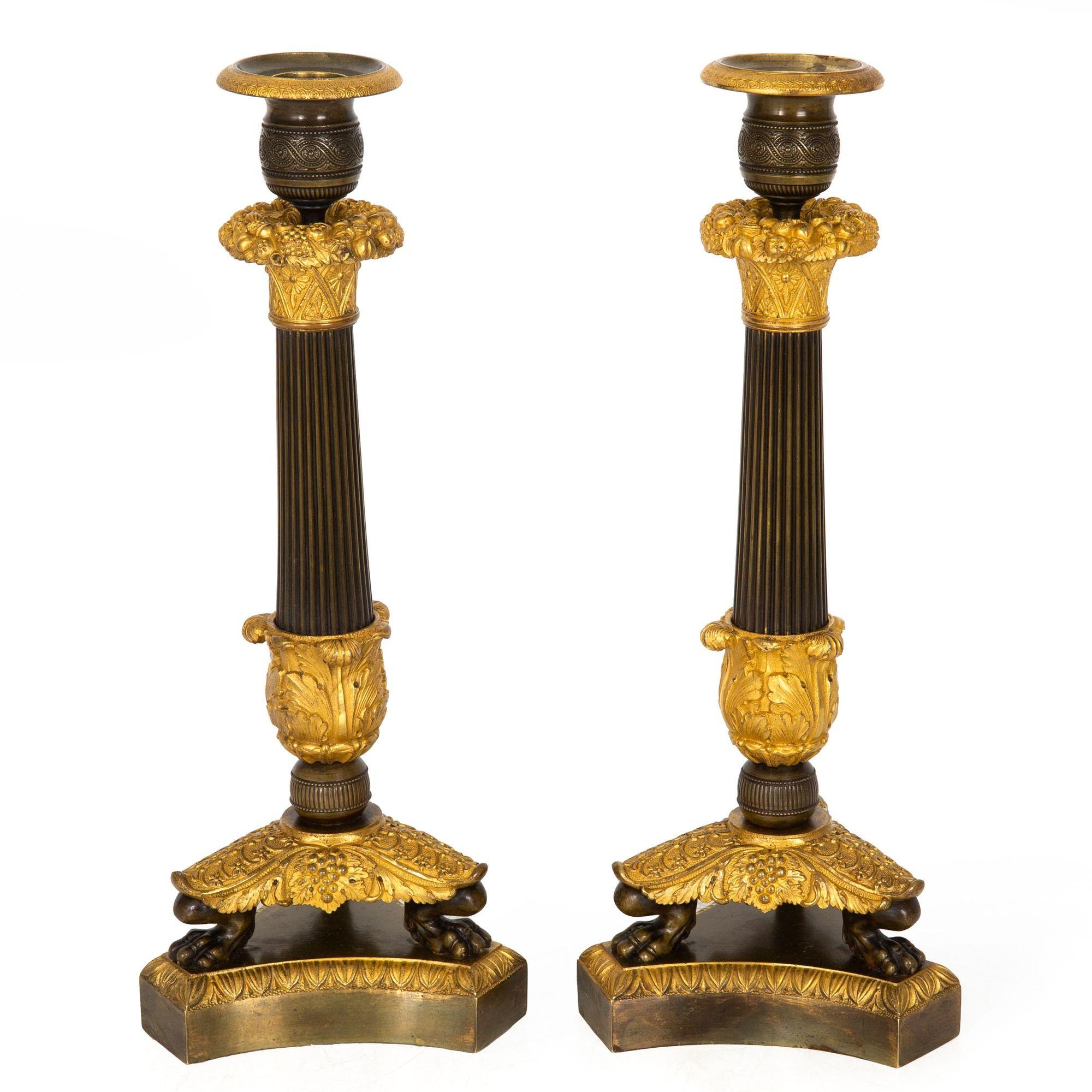 Francese Coppia di candelieri francesi Charles X del XIX secolo in bronzo dorato e patinato in vendita
