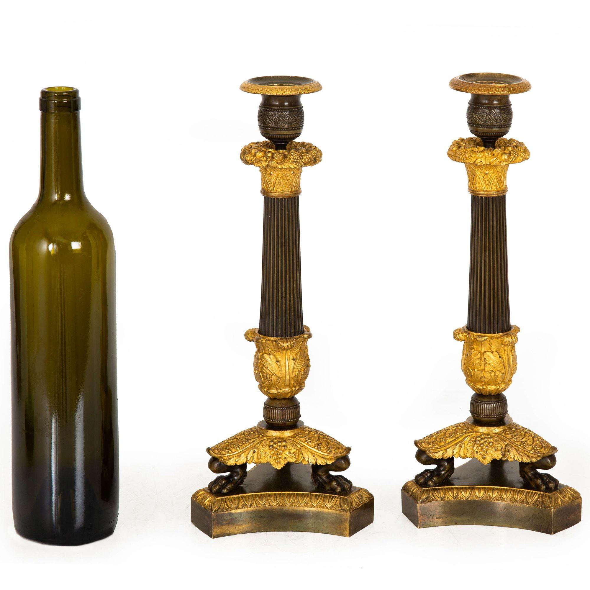 Dorato Coppia di candelieri francesi Charles X del XIX secolo in bronzo dorato e patinato in vendita