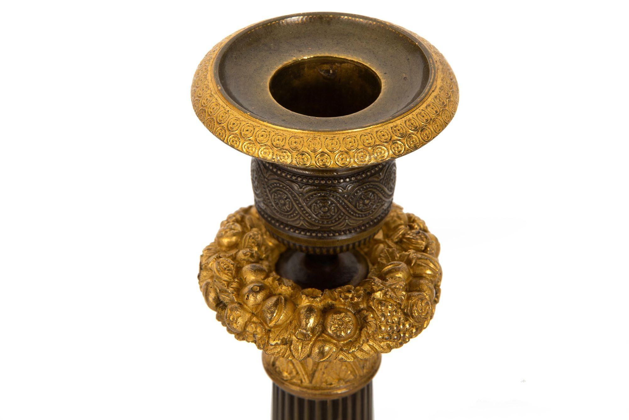 Coppia di candelieri francesi Charles X del XIX secolo in bronzo dorato e patinato In condizioni buone in vendita a Shippensburg, PA