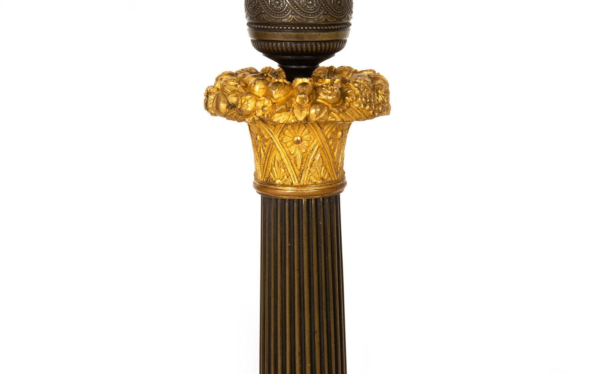 Coppia di candelieri francesi Charles X del XIX secolo in bronzo dorato e patinato in vendita 1