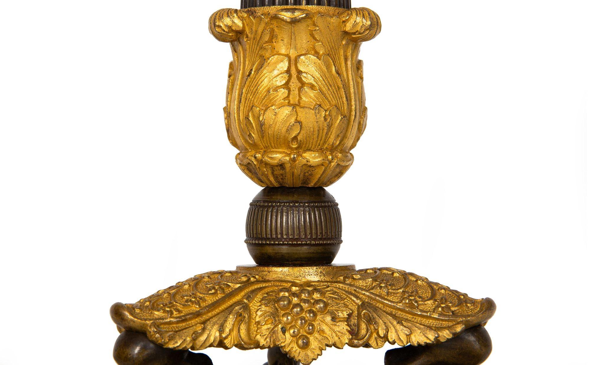 Coppia di candelieri francesi Charles X del XIX secolo in bronzo dorato e patinato in vendita 2