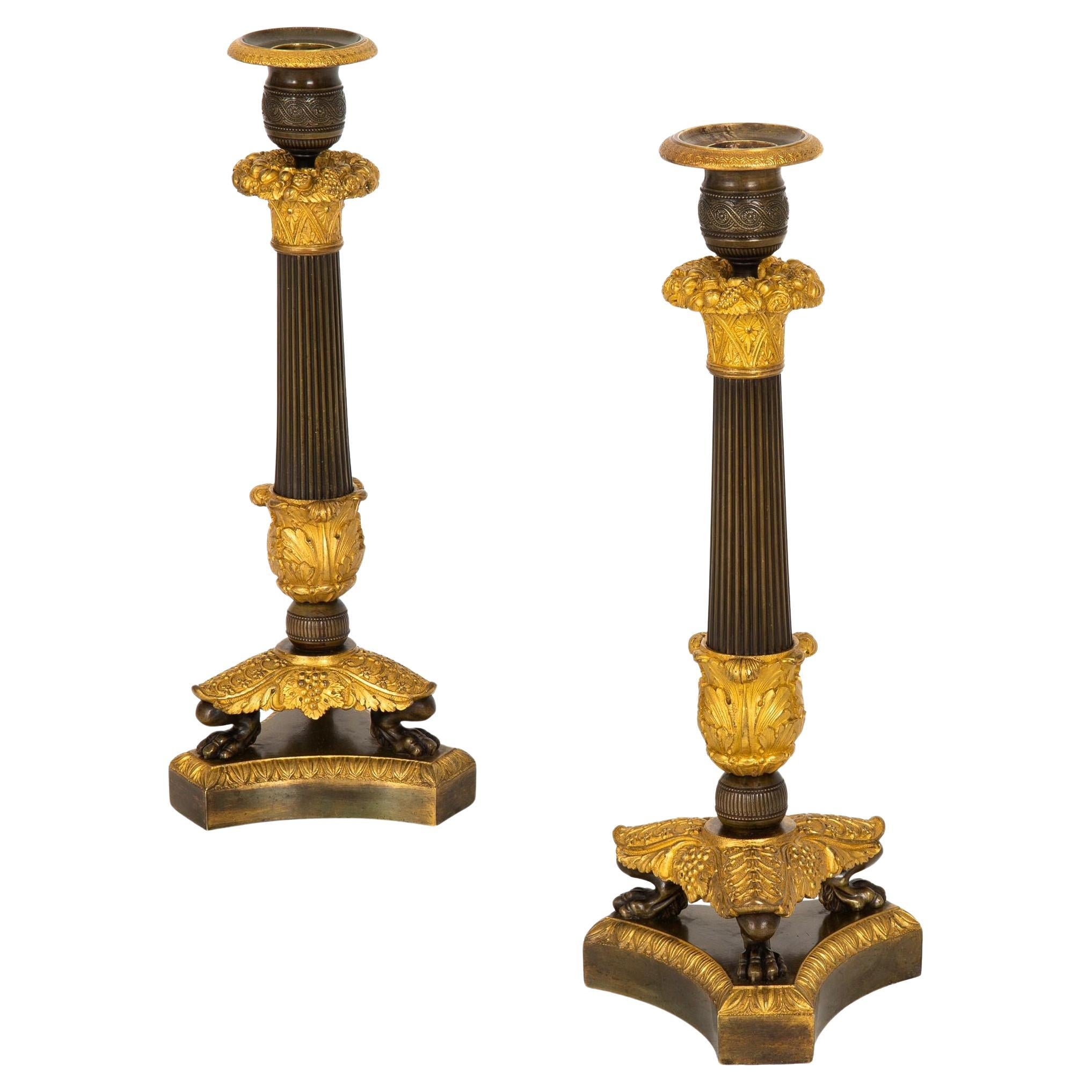 Paire de chandeliers en bronze patiné et doré Charles X du 19e siècle