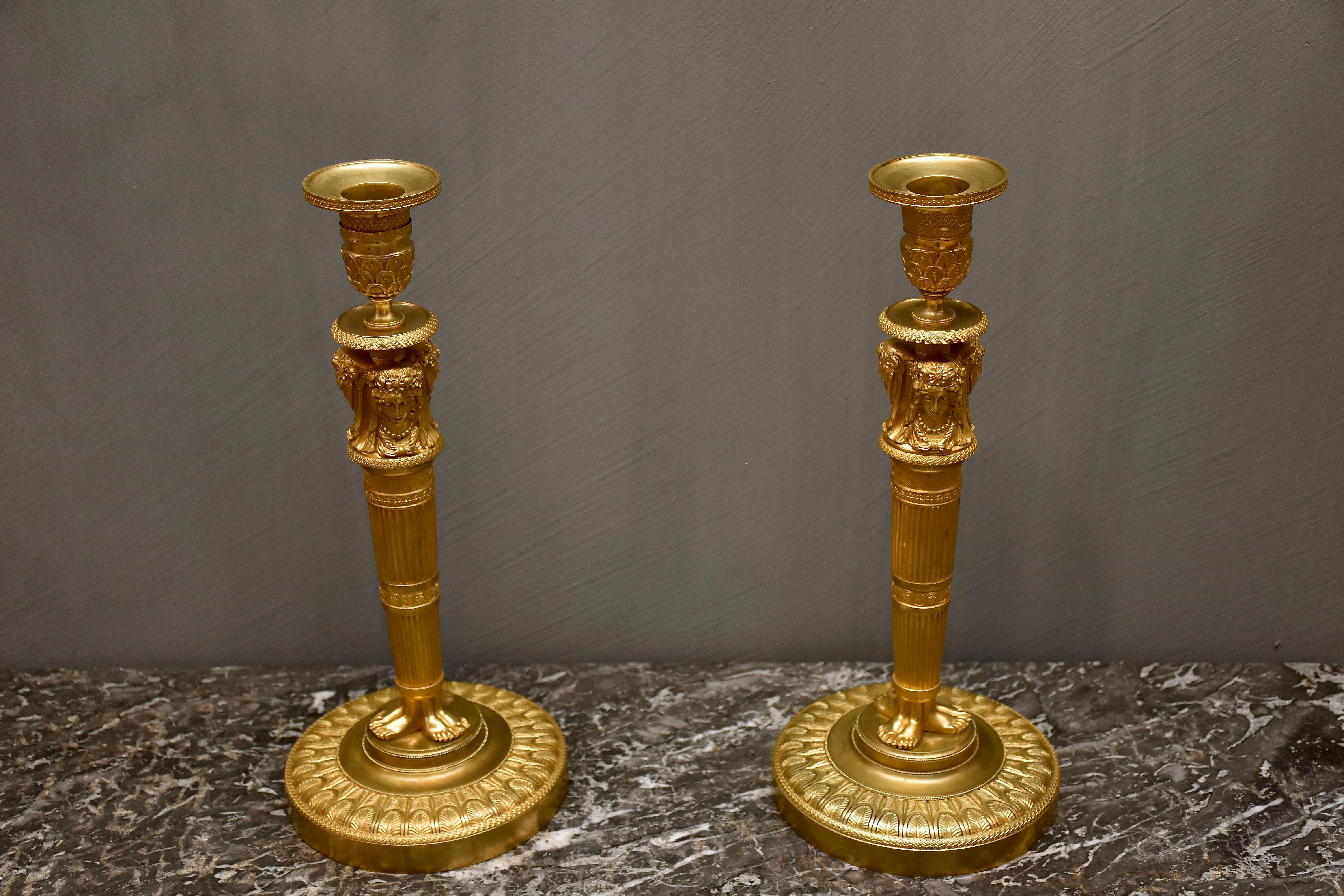 Coppia di candelabri francesi Impero in ormolu del XIX secolo in vendita 3