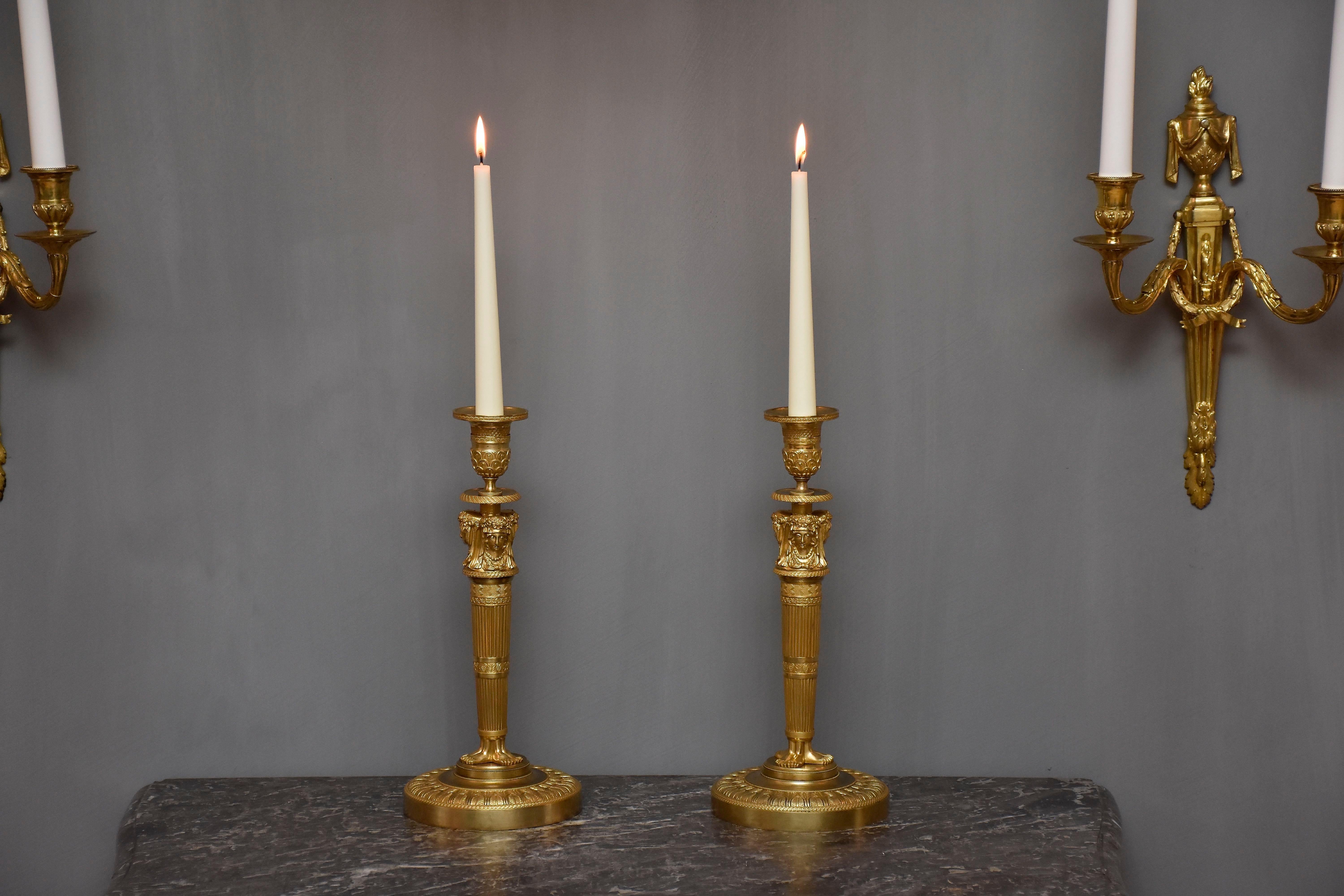Coppia di candelabri francesi Impero in ormolu del XIX secolo in vendita 4