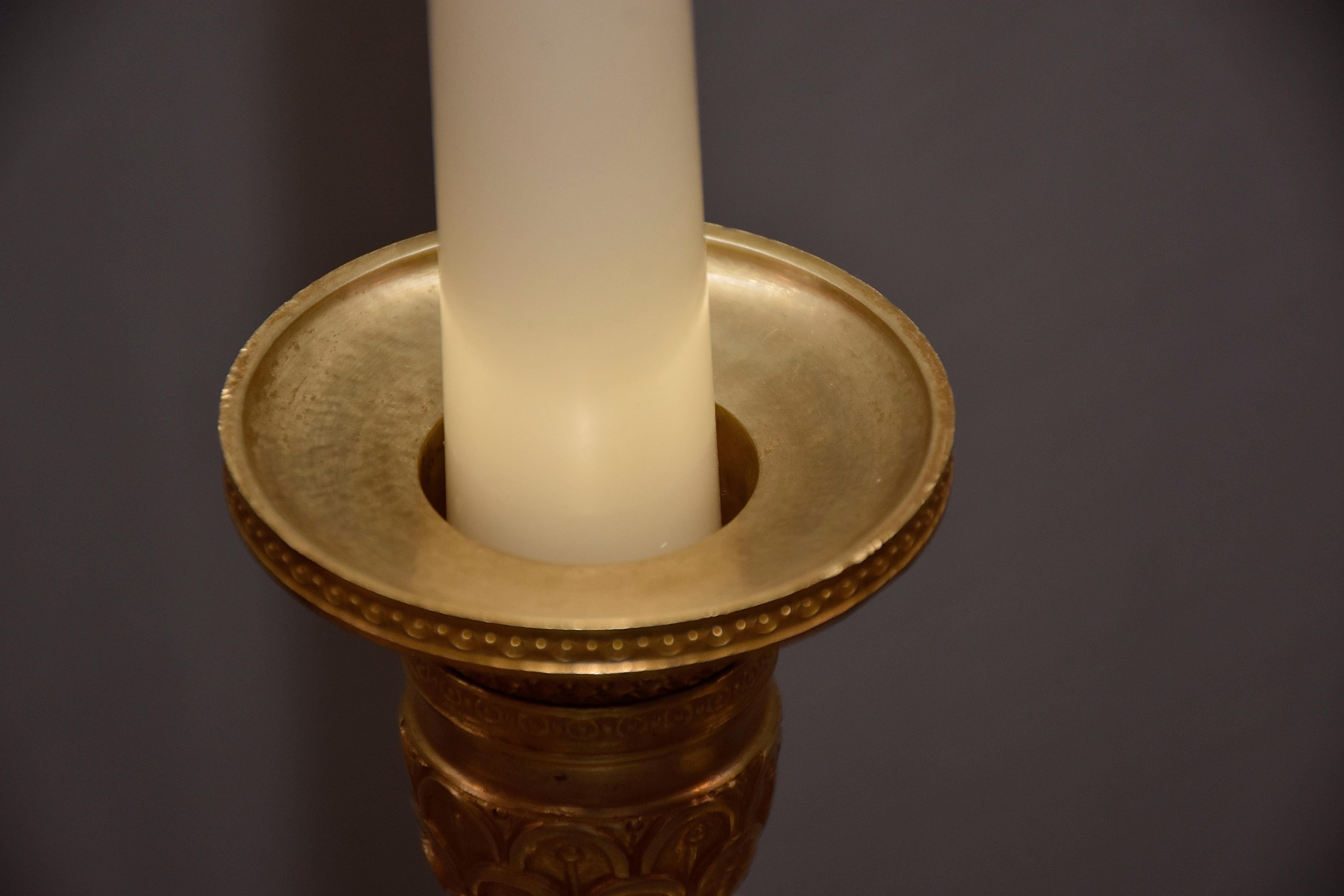 Coppia di candelabri francesi Impero in ormolu del XIX secolo in vendita 6