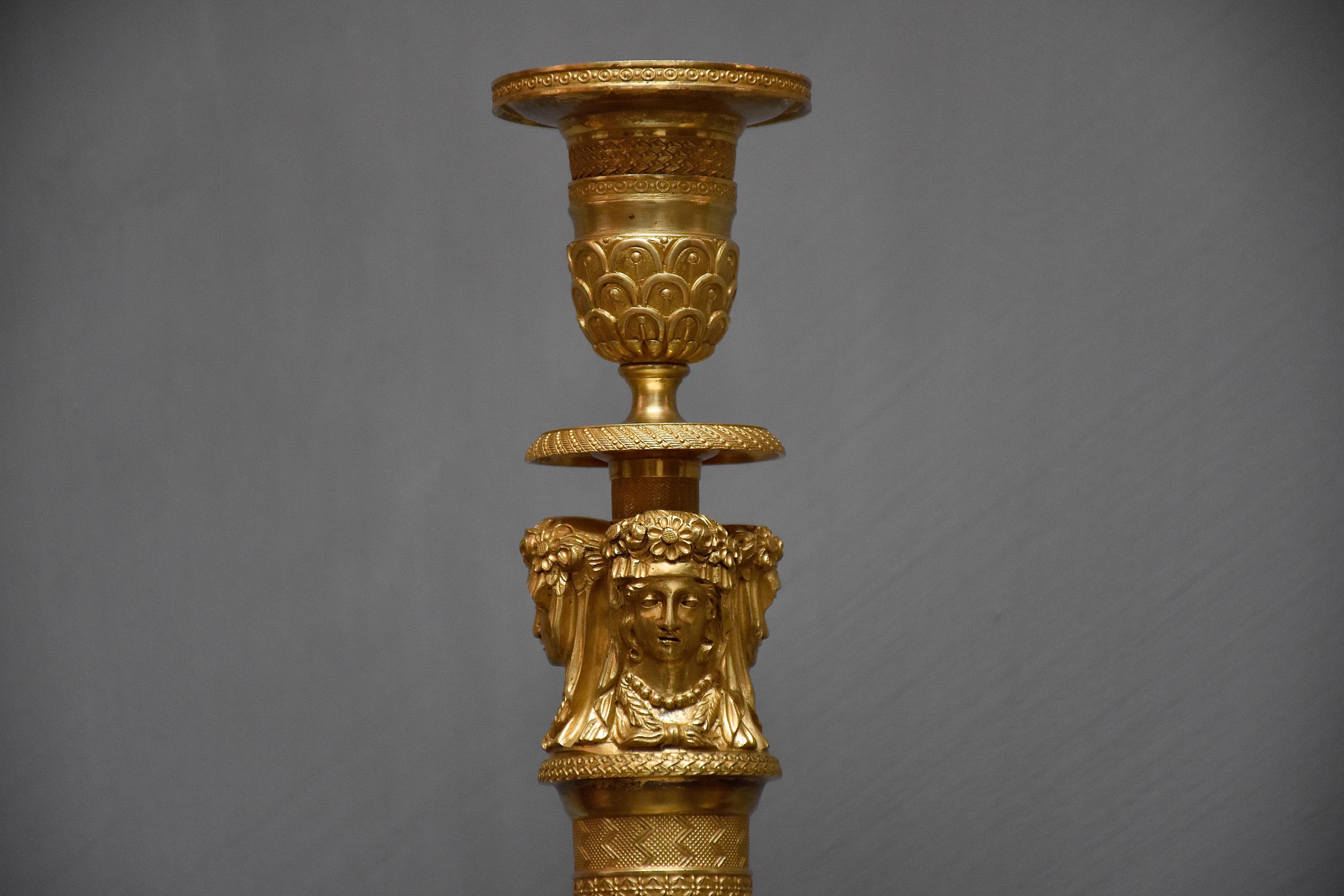 Una magnifica coppia di candelabri Impero in ormolu, opera di Jean Demosthene Dugourc.
Ciascuna con fusto scanalato e affusolato e ornamenti delicati, sormontati da tre teste femminili con i capelli intrecciati di margherite.
Nella parte superiore,