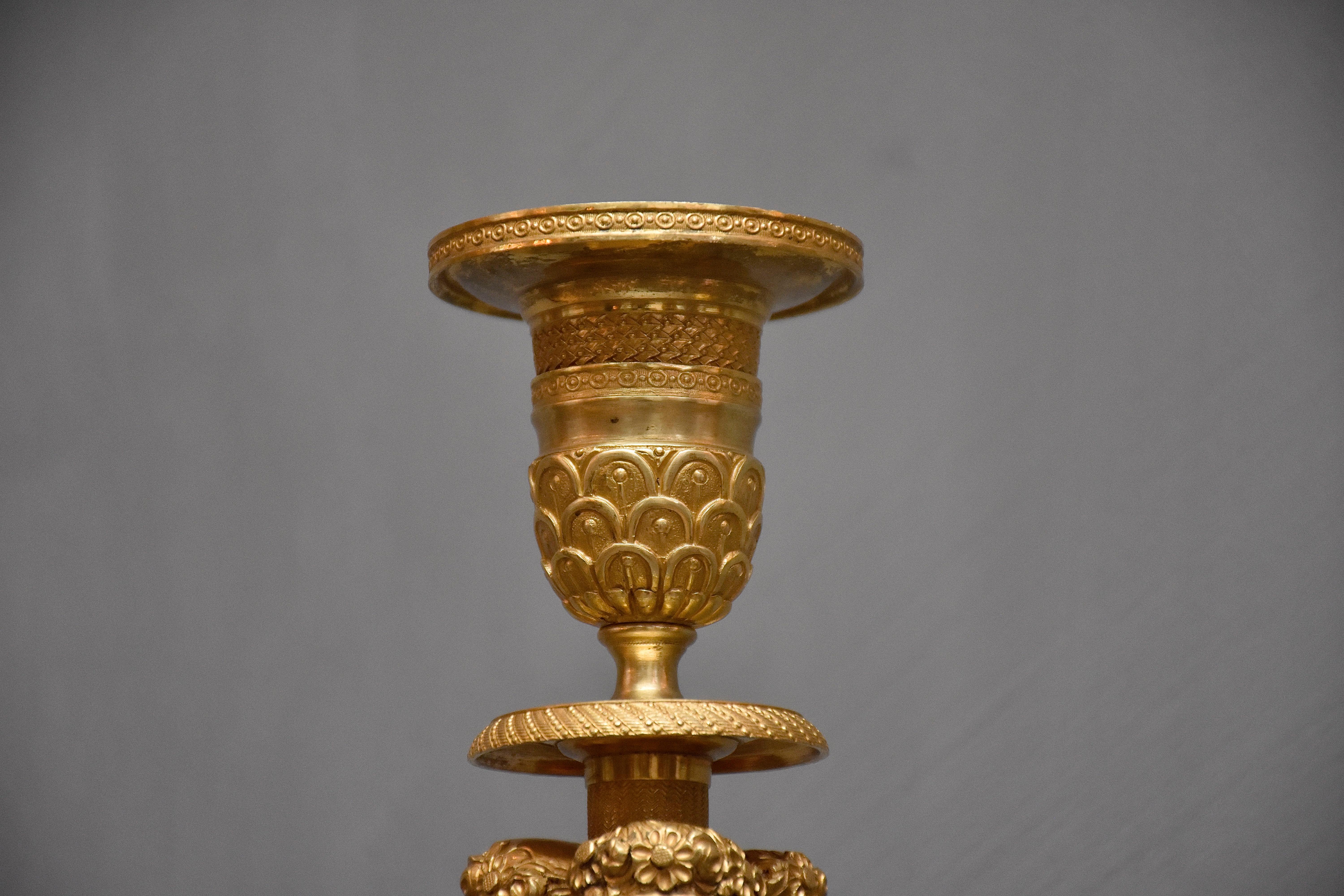 Stile impero Coppia di candelabri francesi Impero in ormolu del XIX secolo in vendita