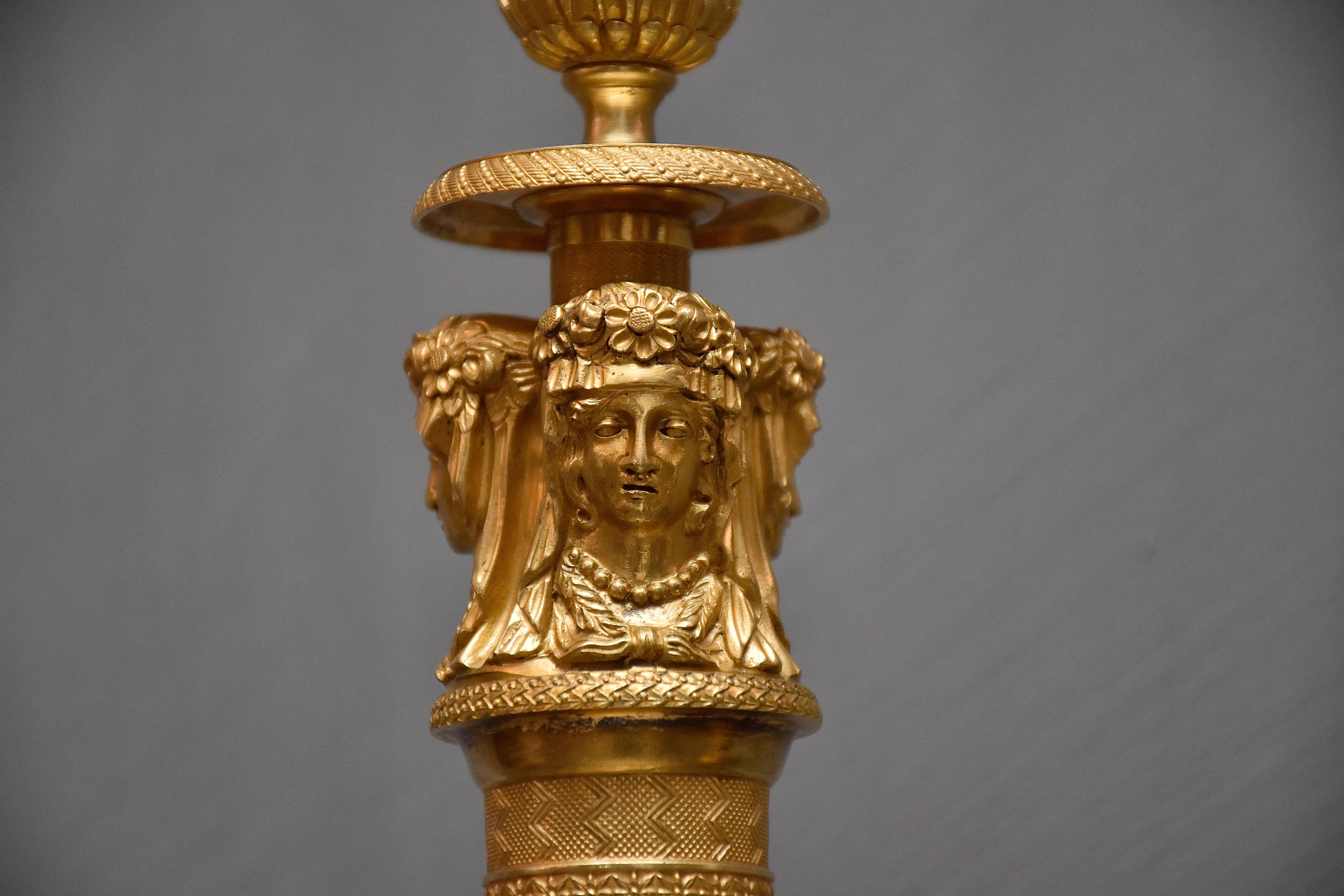 Francese Coppia di candelabri francesi Impero in ormolu del XIX secolo in vendita