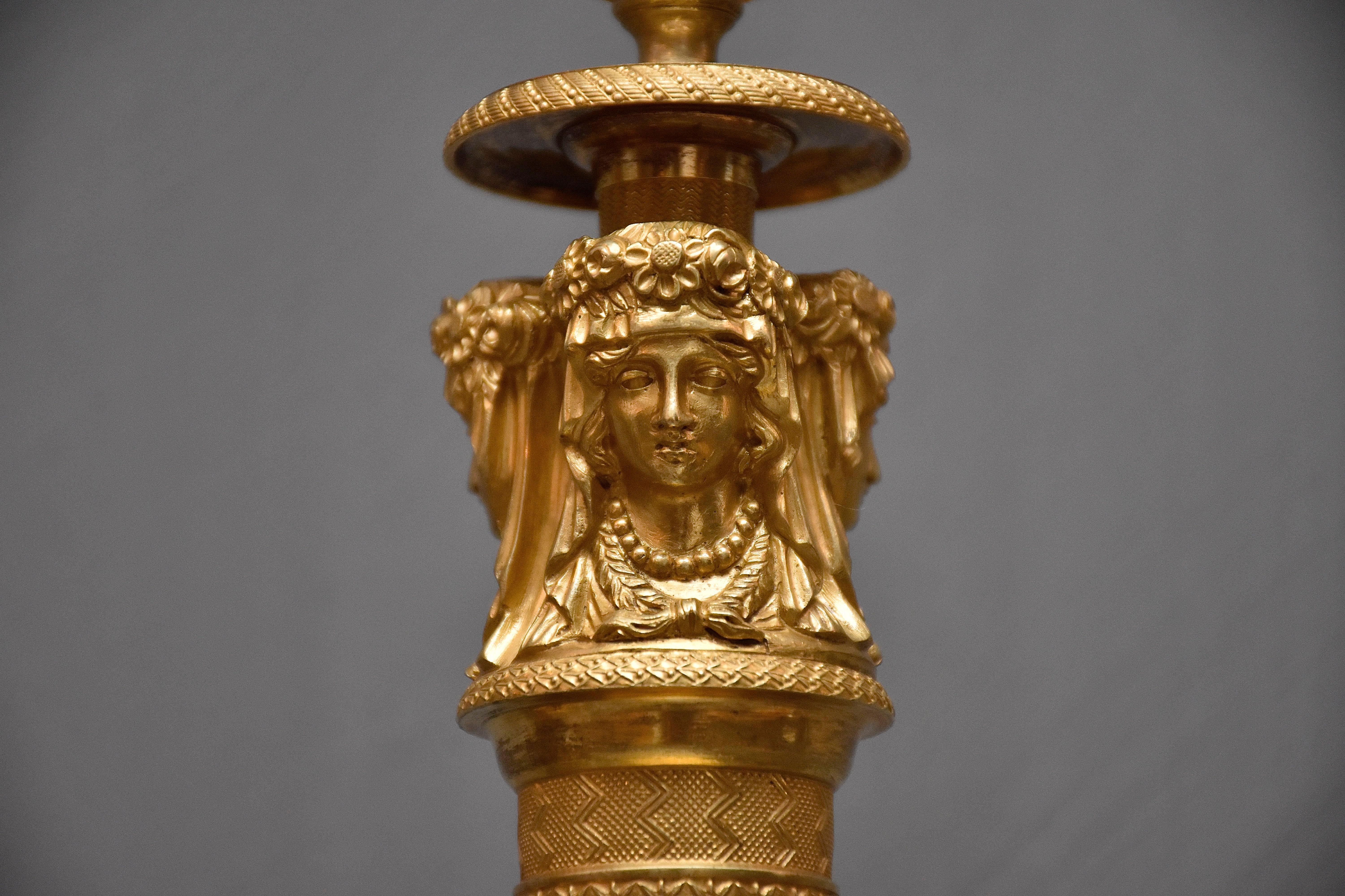 Dorato Coppia di candelabri francesi Impero in ormolu del XIX secolo in vendita