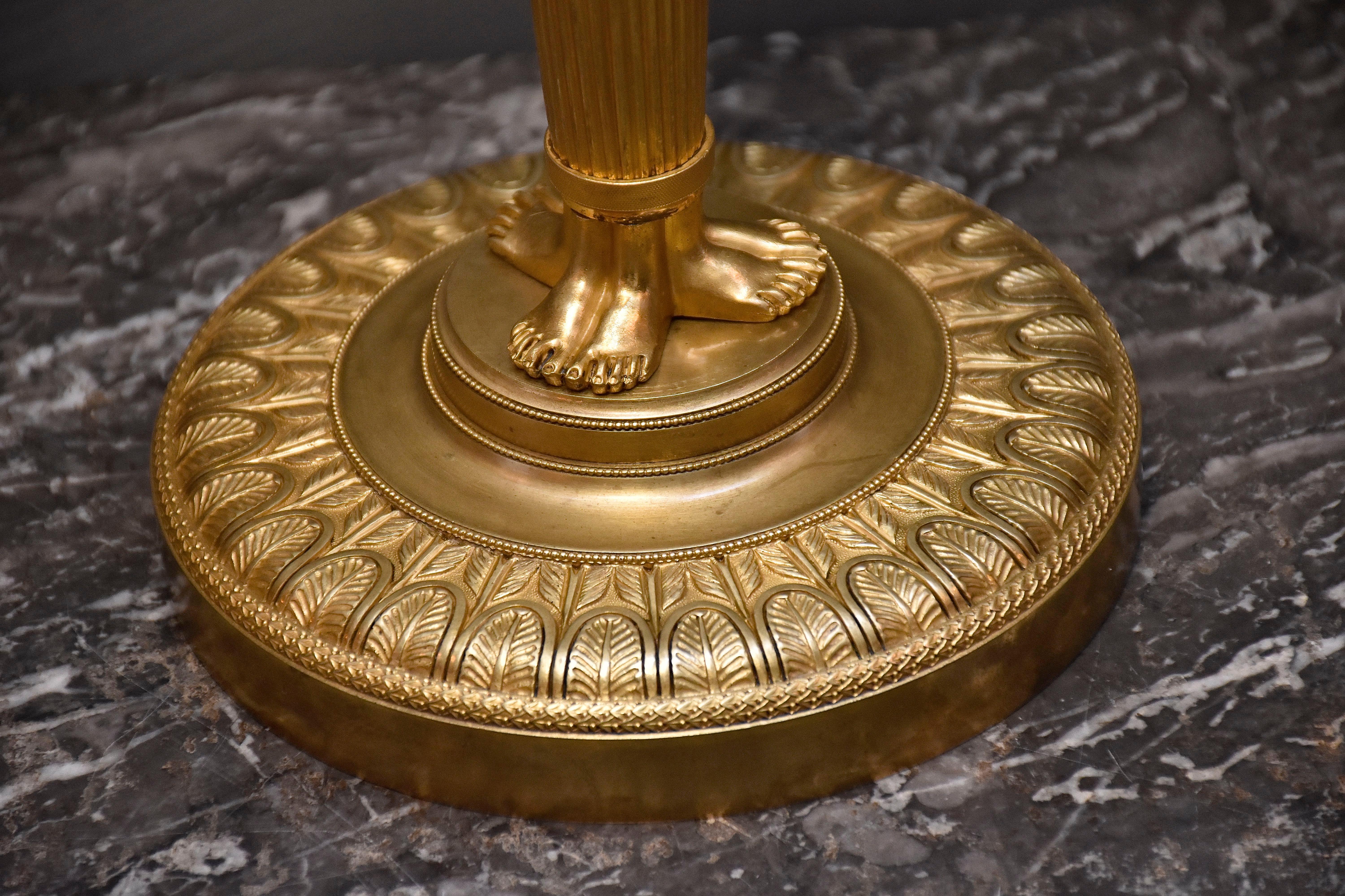 Coppia di candelabri francesi Impero in ormolu del XIX secolo in vendita 2