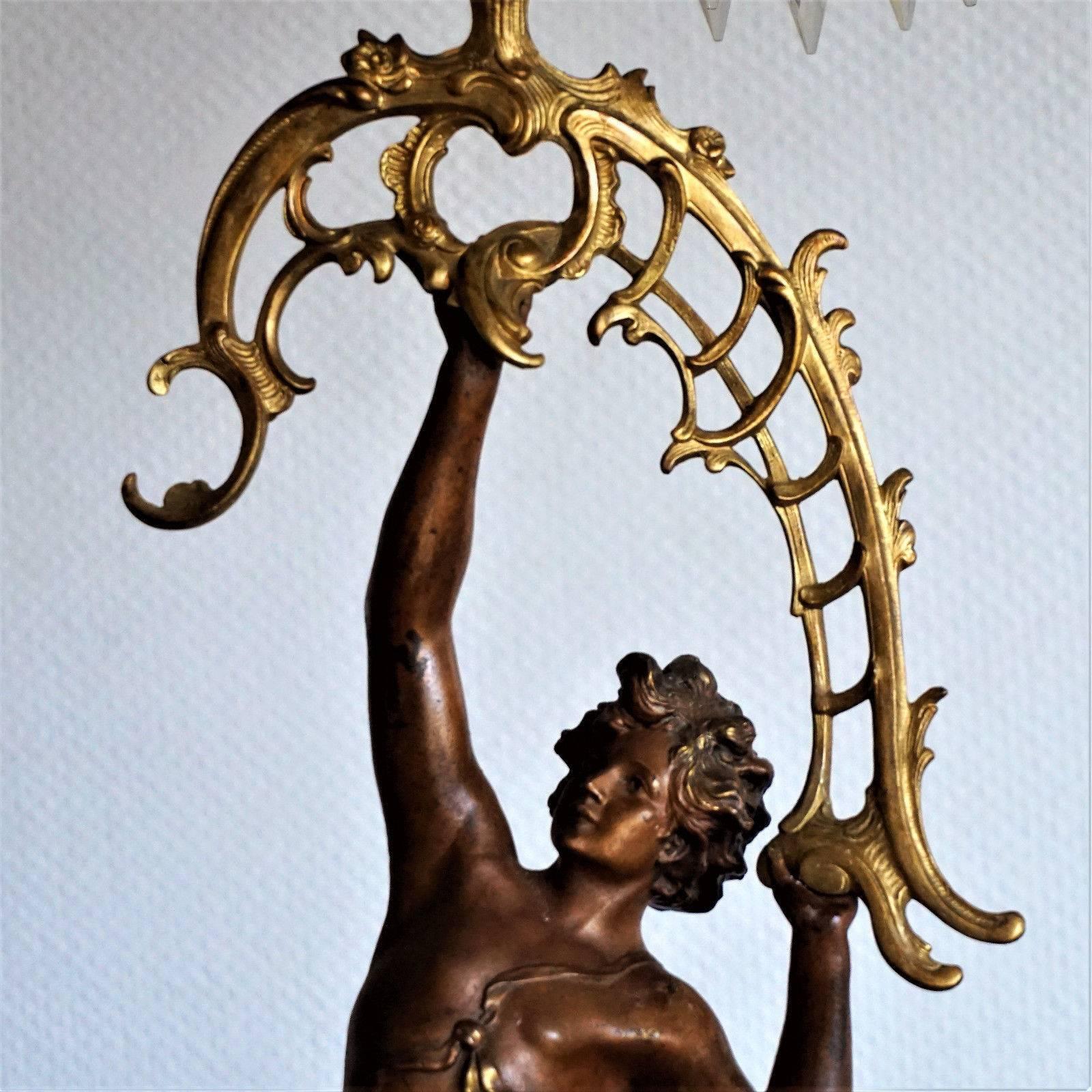 Paar französische Kandelaber mit Figuren aus vergoldeter und patinierter Bronze, 19. Jahrhundert im Zustand „Gut“ im Angebot in Frankfurt am Main, DE