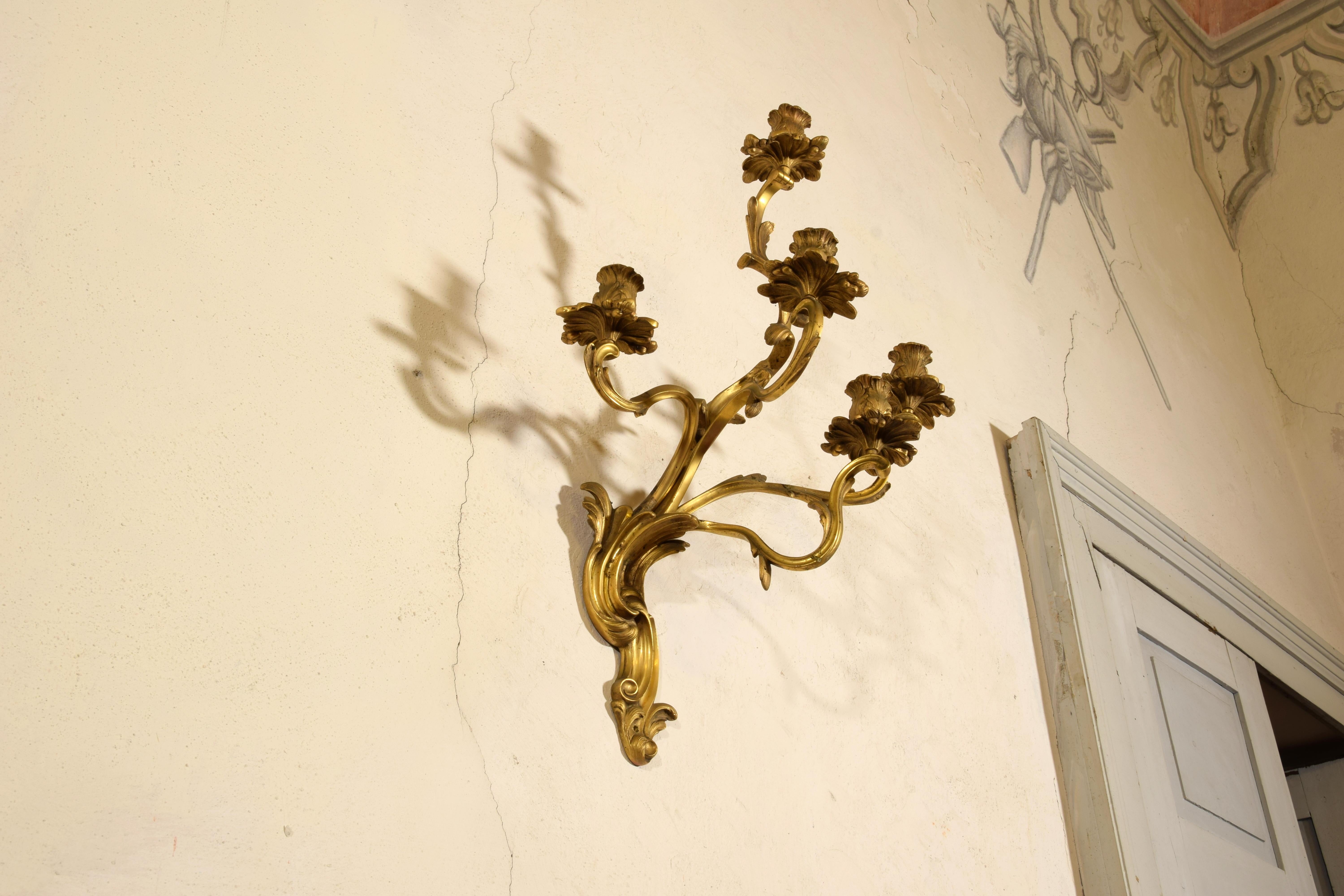 19ème siècle, Paire de lampes à quatre lumières en bronze doré. en vente 3