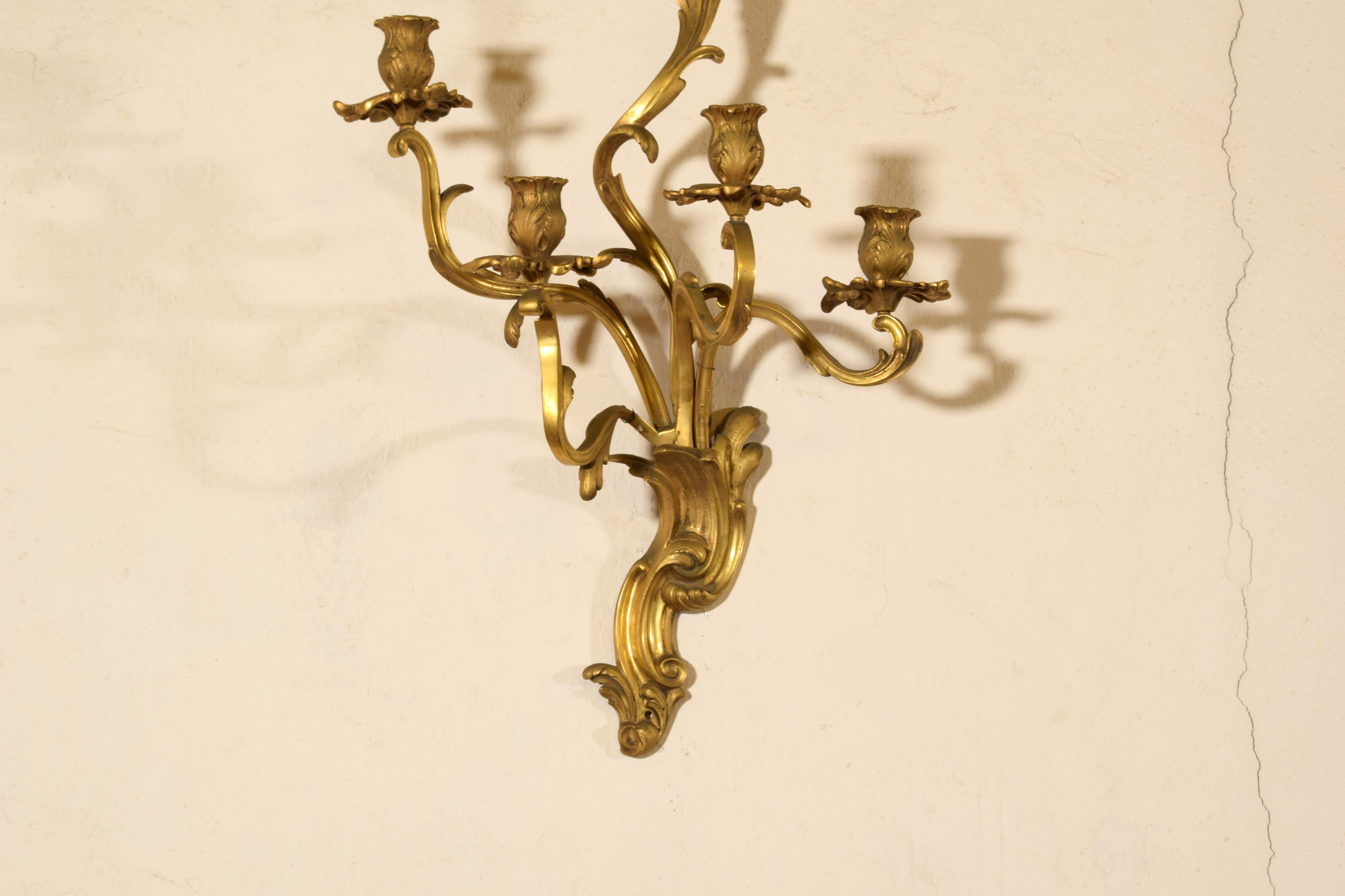 19ème siècle, Paire de lampes à quatre lumières en bronze doré. en vente 5
