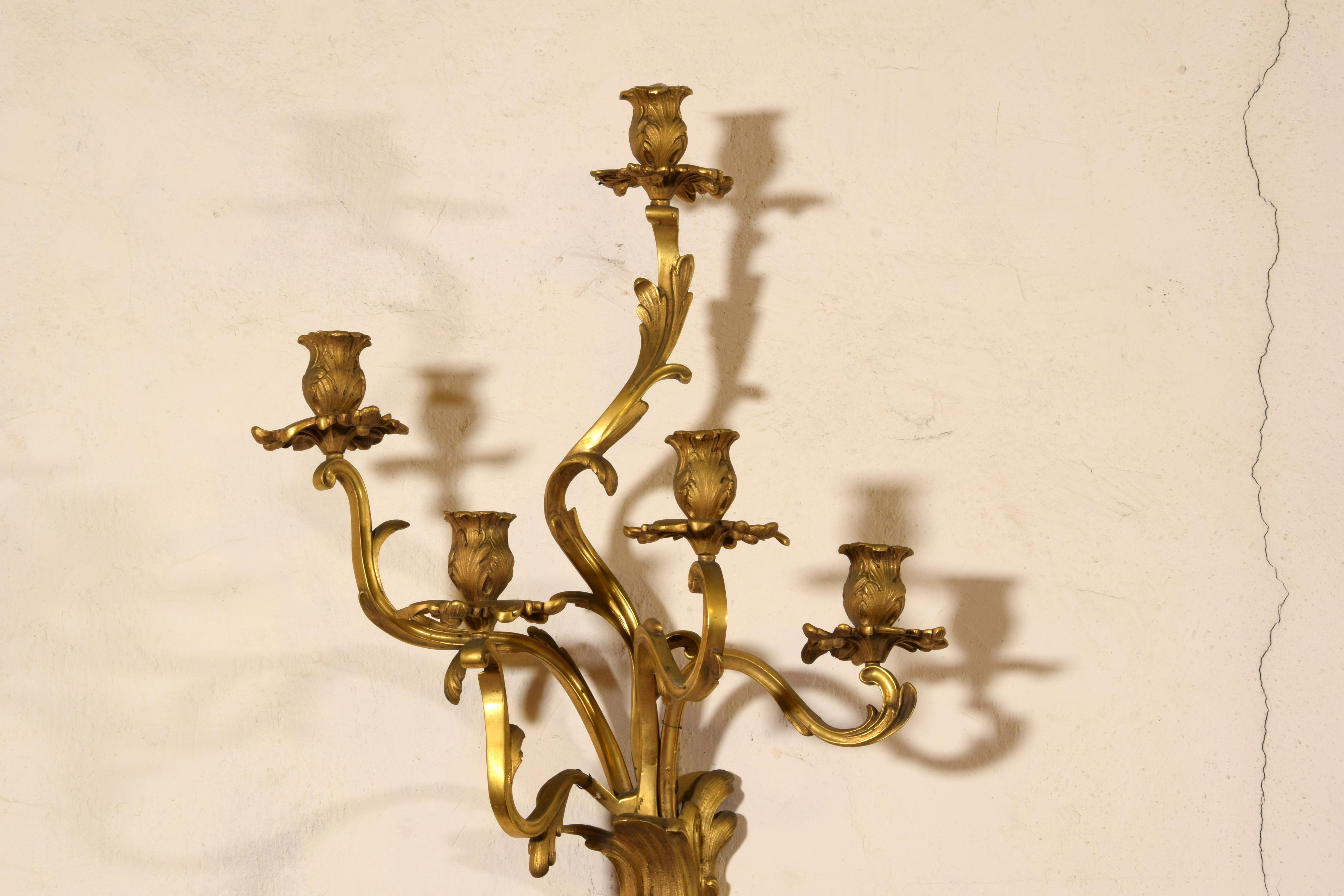 19ème siècle, Paire de lampes à quatre lumières en bronze doré. en vente 6