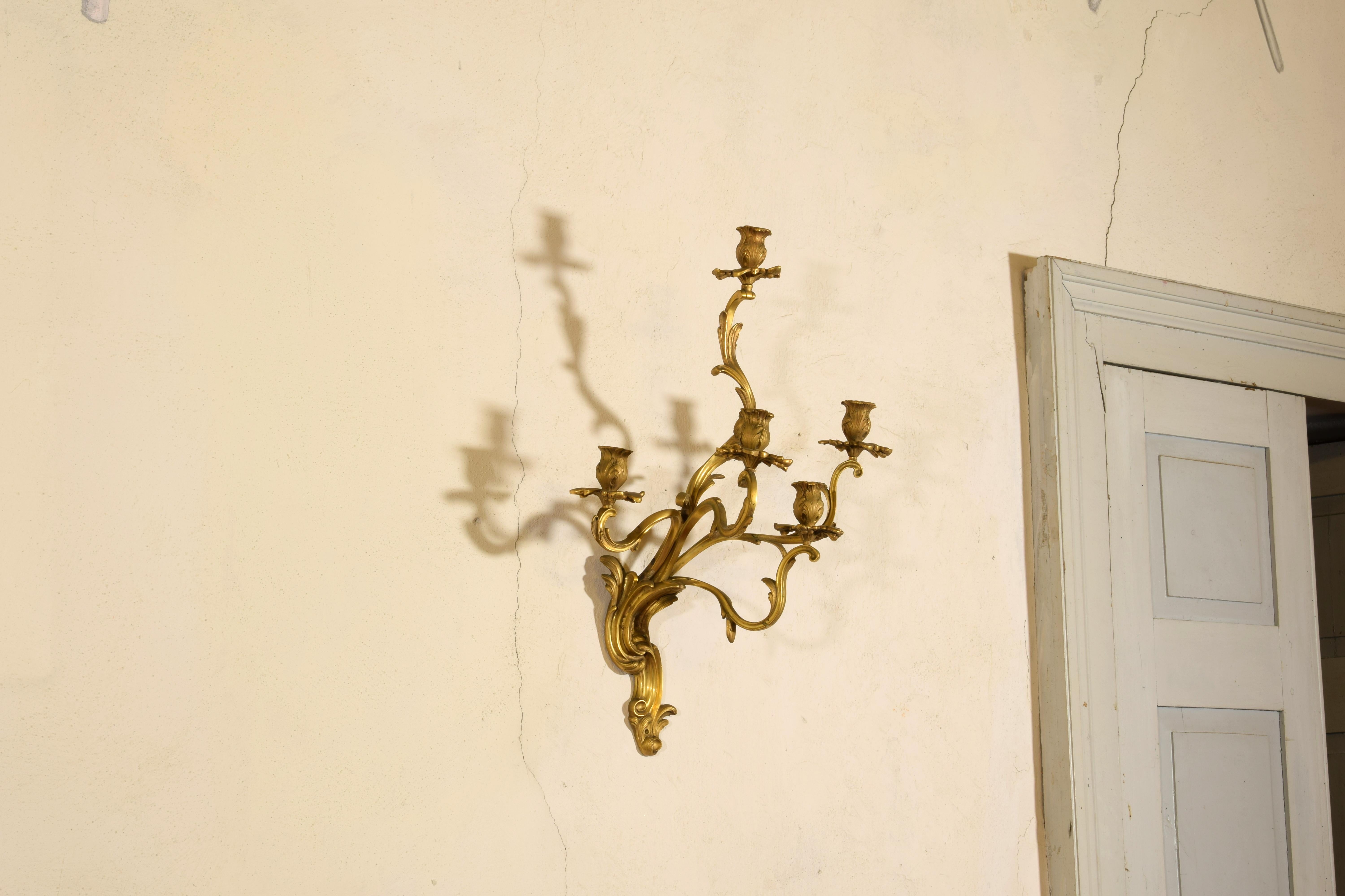 19ème siècle, Paire de lampes à quatre lumières en bronze doré. en vente 7