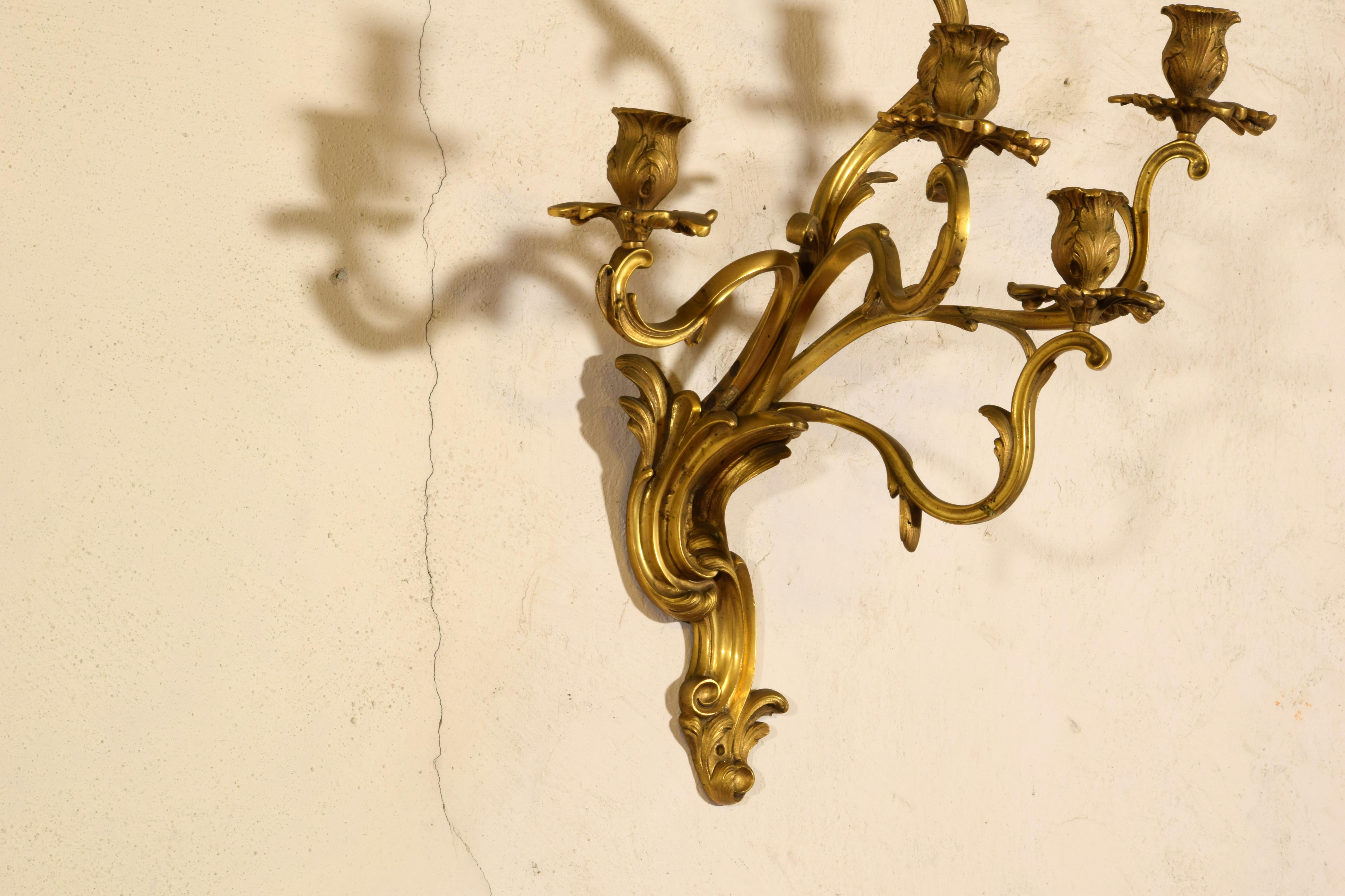 19ème siècle, Paire de lampes à quatre lumières en bronze doré. en vente 8