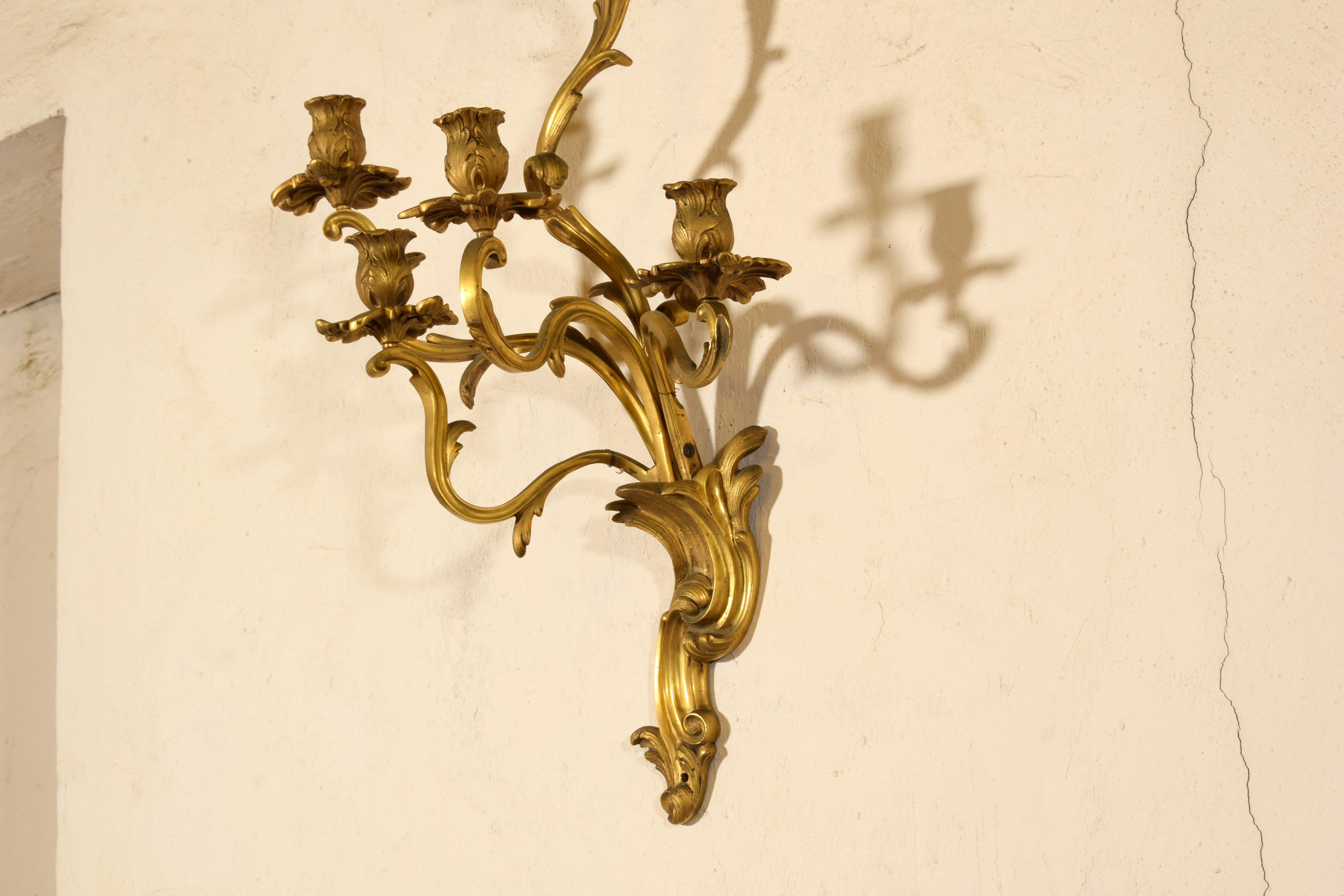 19ème siècle, Paire de lampes à quatre lumières en bronze doré. en vente 9
